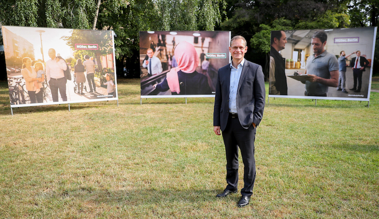 Foto: Michael Müller präsentiert die erste Plakatkampagne seiner Partei für die Abgeordnetenhauswahl