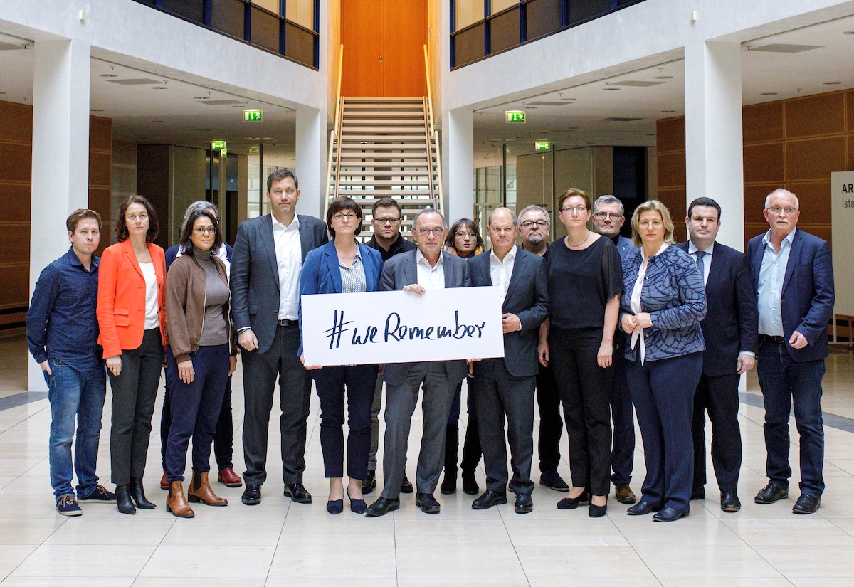 Foto: Das SPD-Präsidium zeigt Flagge gegen Antisemitismus