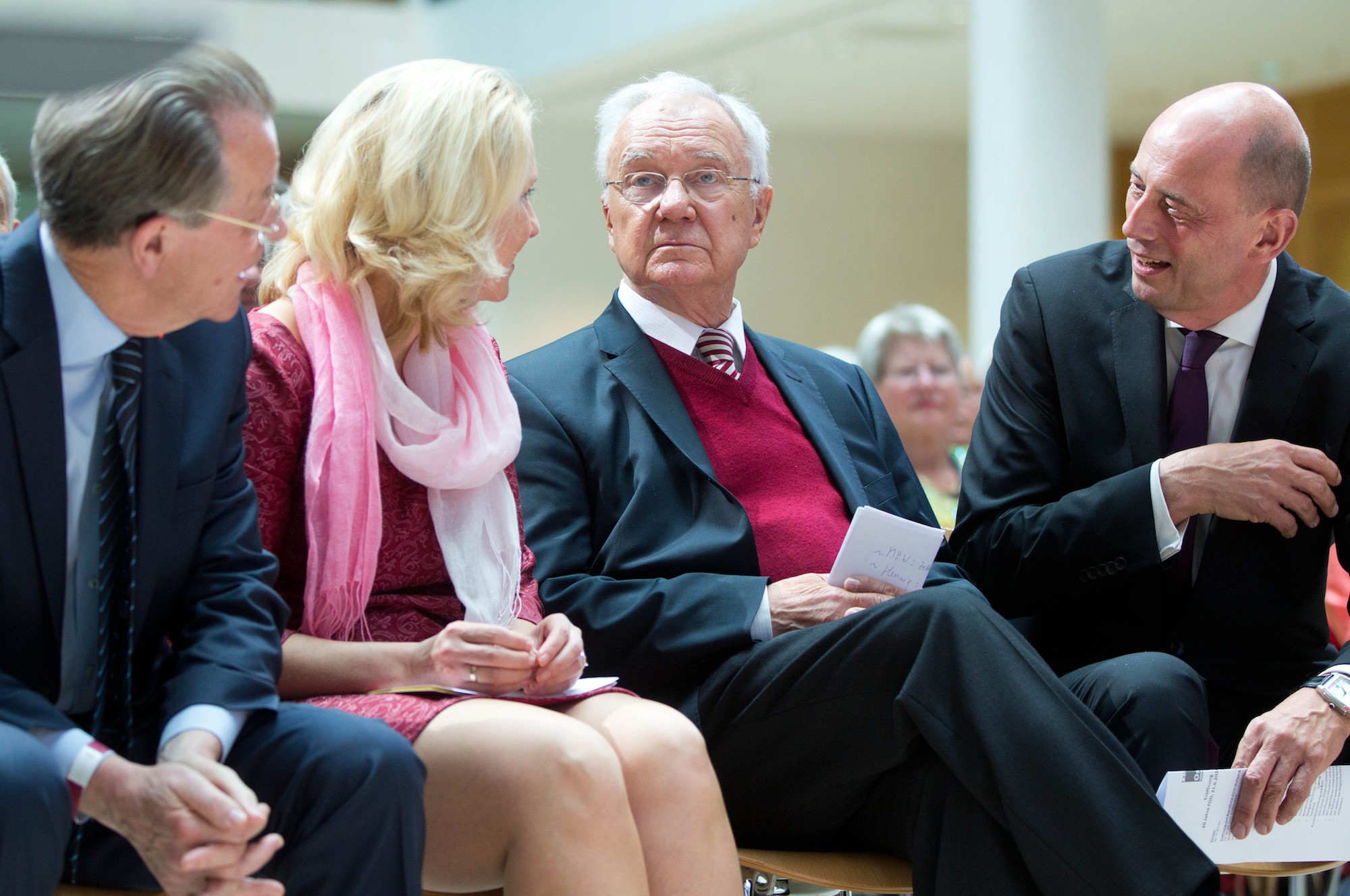 Foto: Franz Müntefering (l-r), Manuela Schwesig, Manfred Stolpe und Wolfgang Tiefensee unterhalten sich während einer Veranstaltung anlässlich des 20-jährigen Bestehens vom Forum Ostdeutschland der Sozialdemokratie e.V.