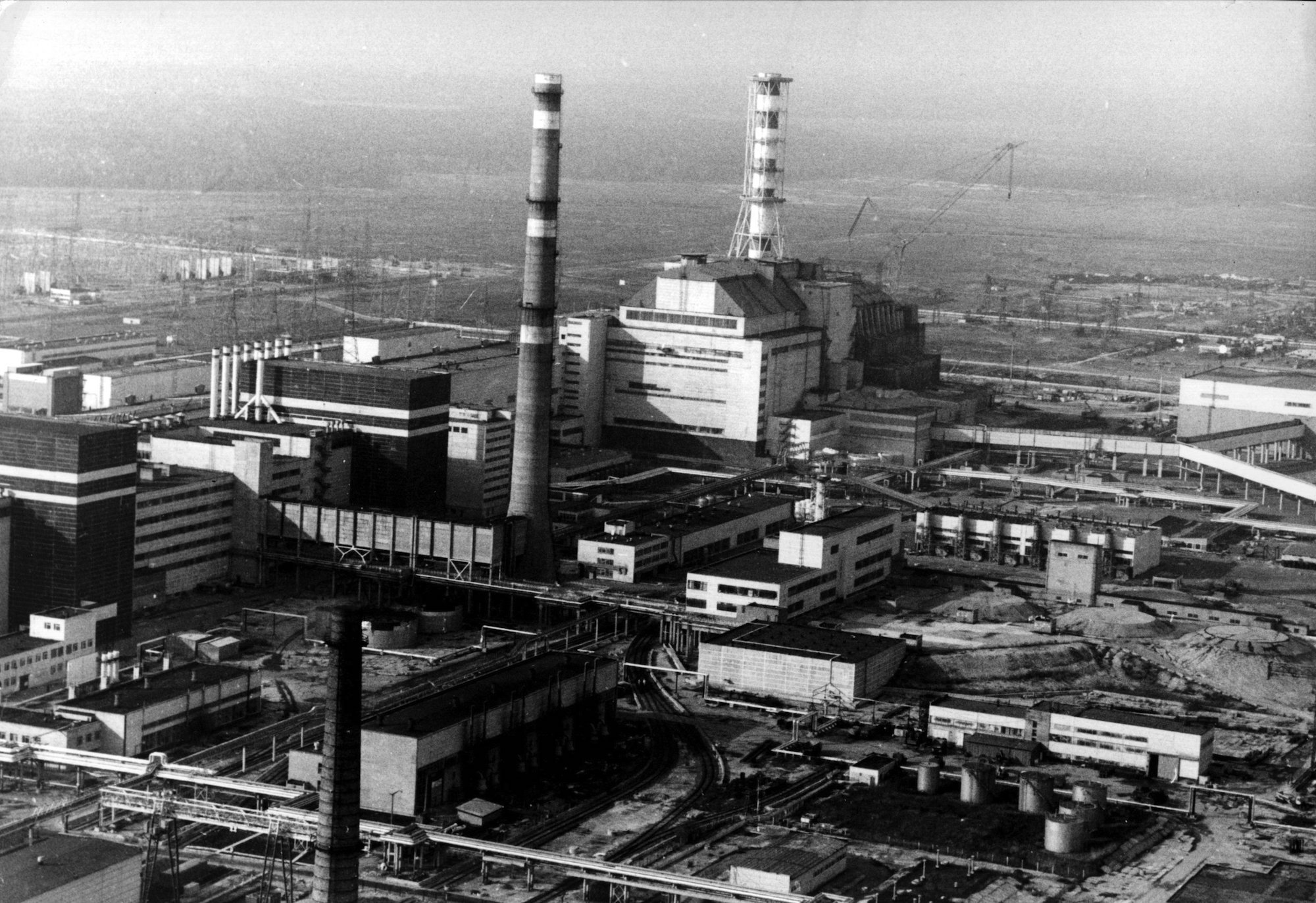 Foto: Von einem Hubschrauber aus wurde im Januar 1991 diese Übersicht des Atomkraftwerks Tschernobyl aufgenommen.