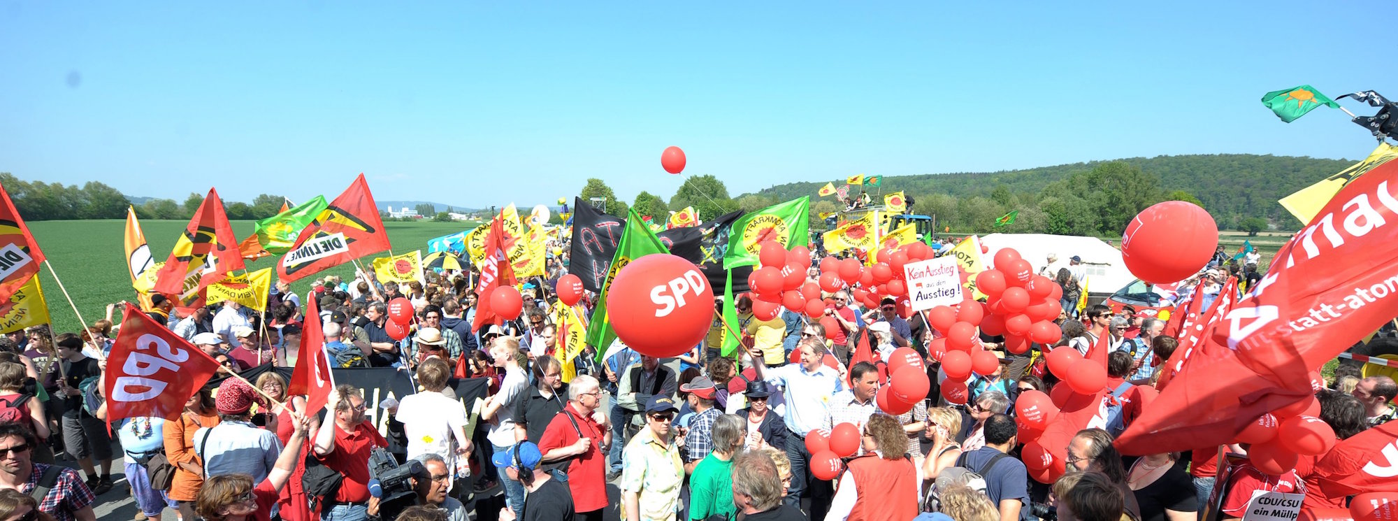 Foto: Tausende bei Anti-Atomprotesten im April 2011 vor dem Atomkraftwerk in Grohnde nahe Hameln.