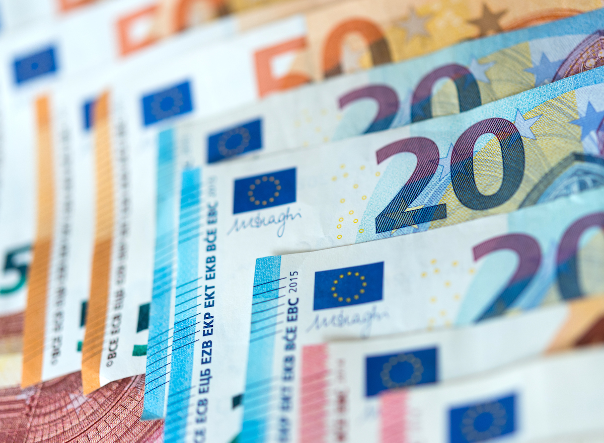 Foto: Zahlreiche Banknoten von 10, 20 und 50 Euro