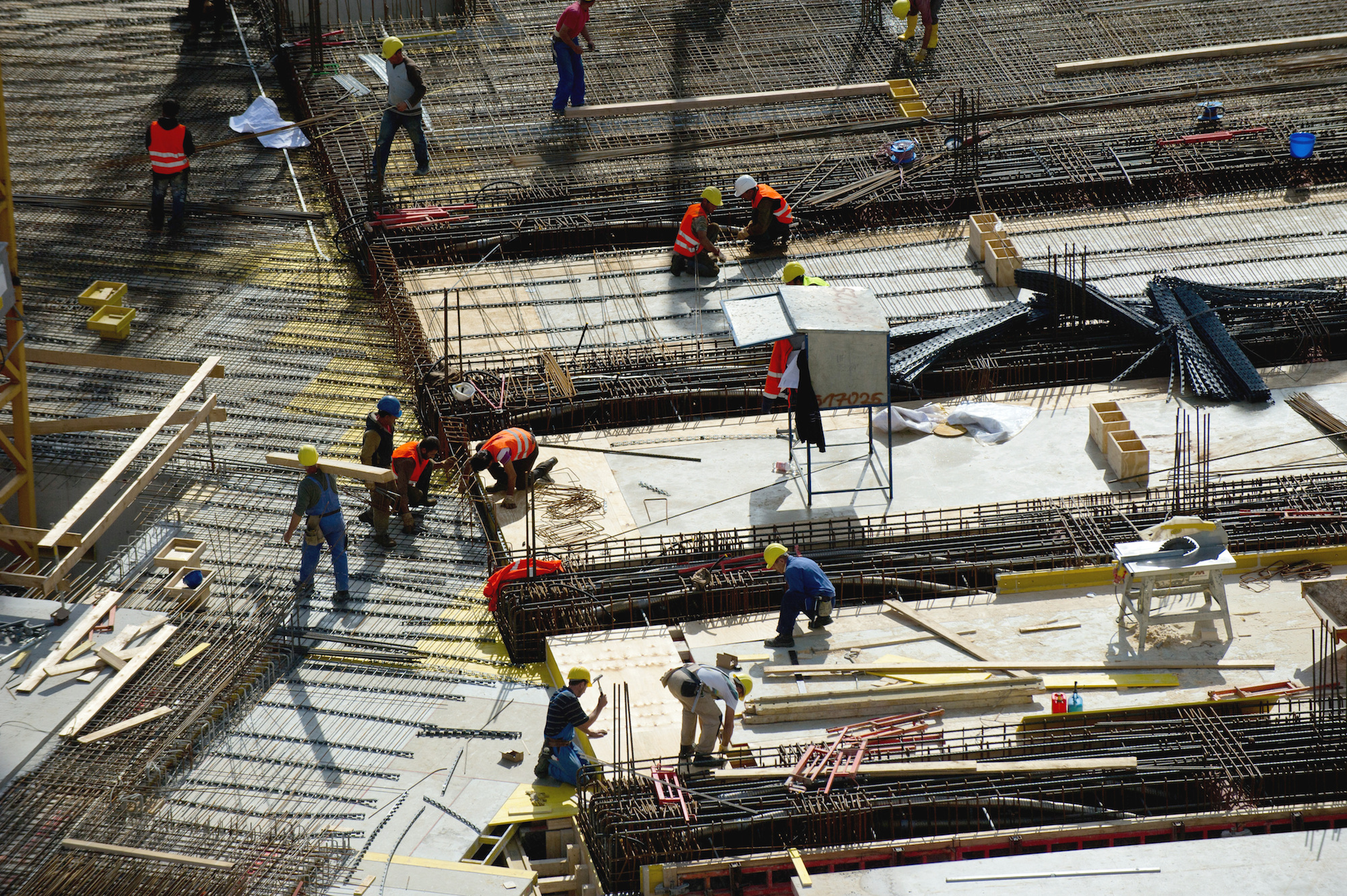 Foto: Menschen arbeiten auf einer Baustelle in Stuttgart 