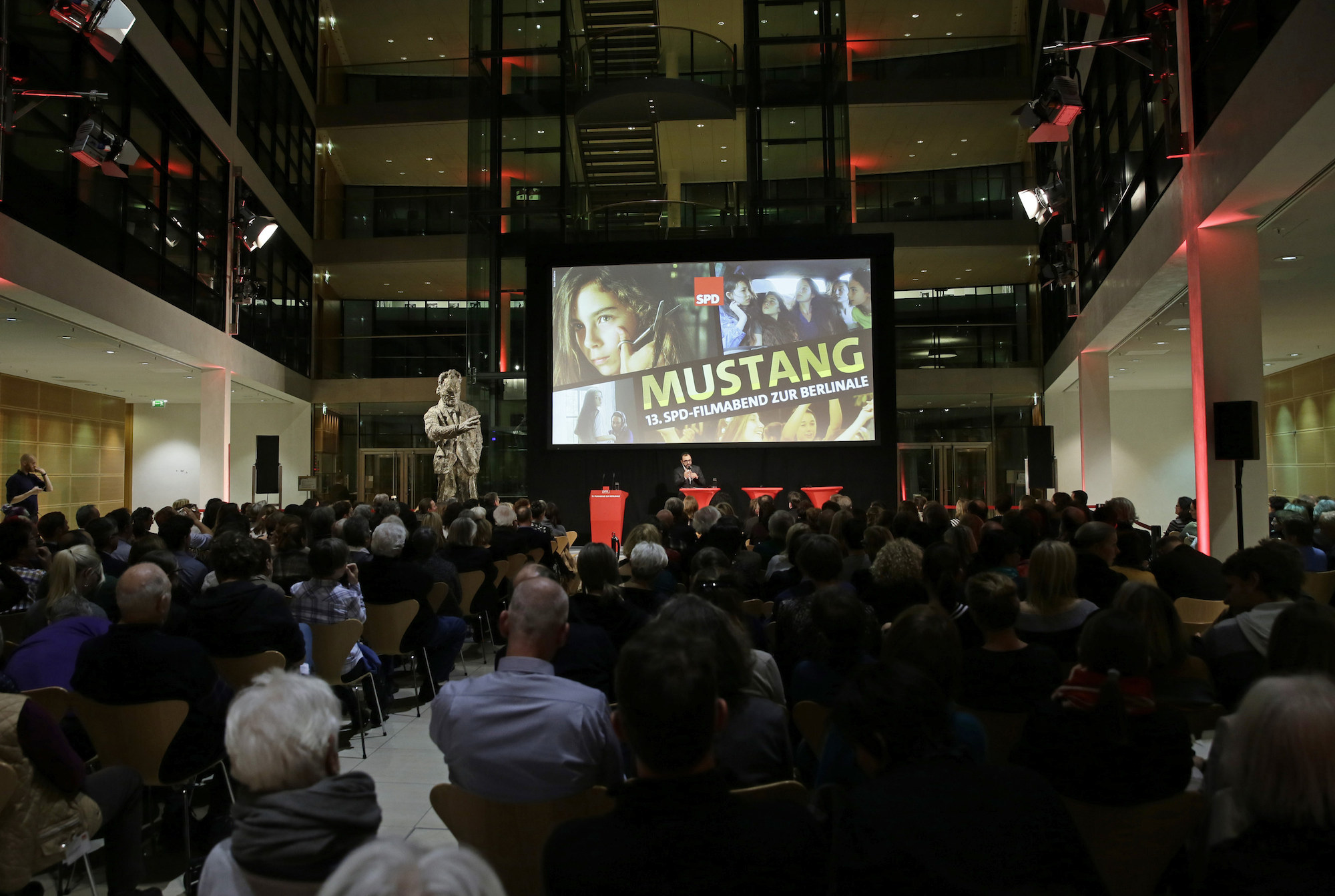 Foto: Blick in das Atrium des Willy-Brandt-Hauses beim 13. SPD-Filmabend anlässlich der Berlinale