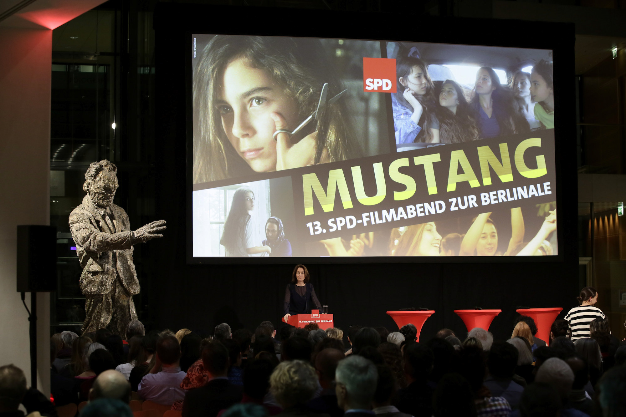 Foto: Blick in das gefüllte Atrium des Willy-Brandt-Hauses beim SPD-Filmabend anlässlich der Berlinale 2016