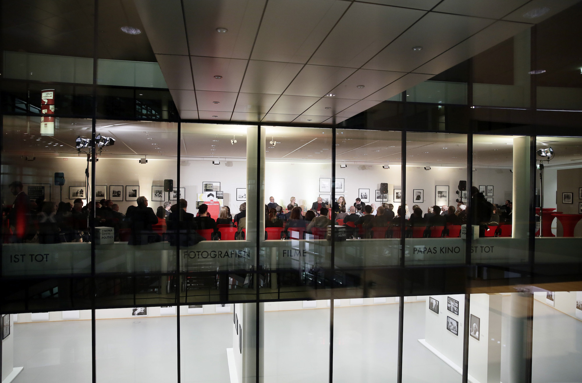 Foto: Blick durch die Passage des Willy-Brandt-Hauses in die Räume des Branchengespräch „Cinema meets Politics“ mit Bundesjustizminister Heiko Maas. 