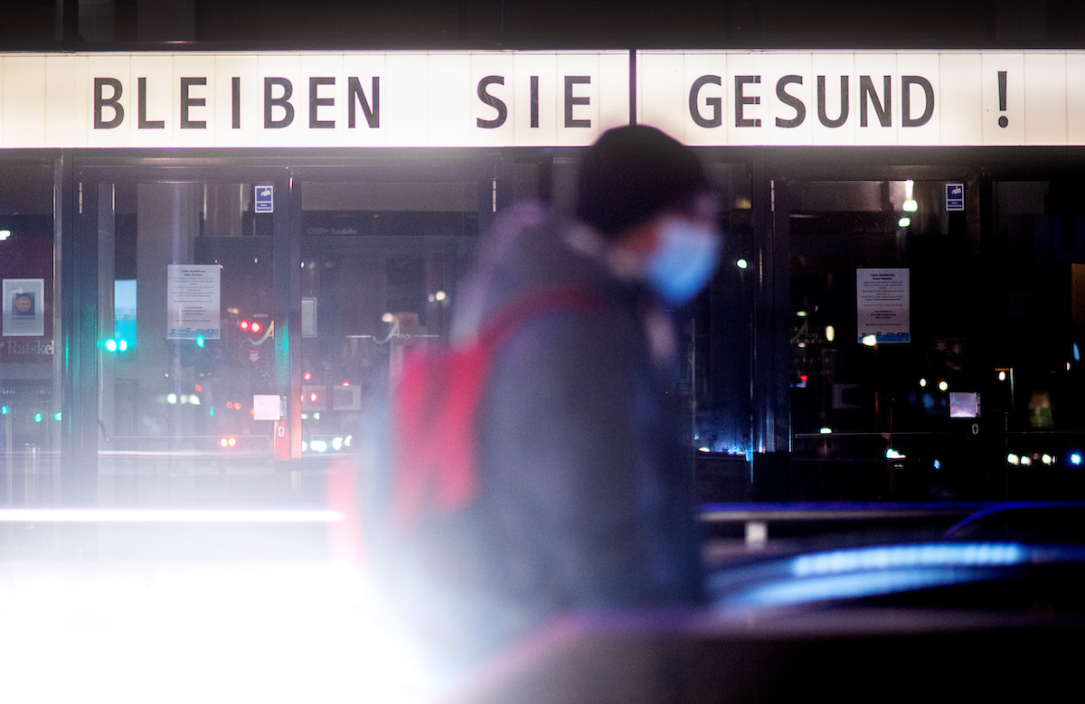 Foto: Schriftzug „Bleiben Sie gesund!“ steht an einer Fassade