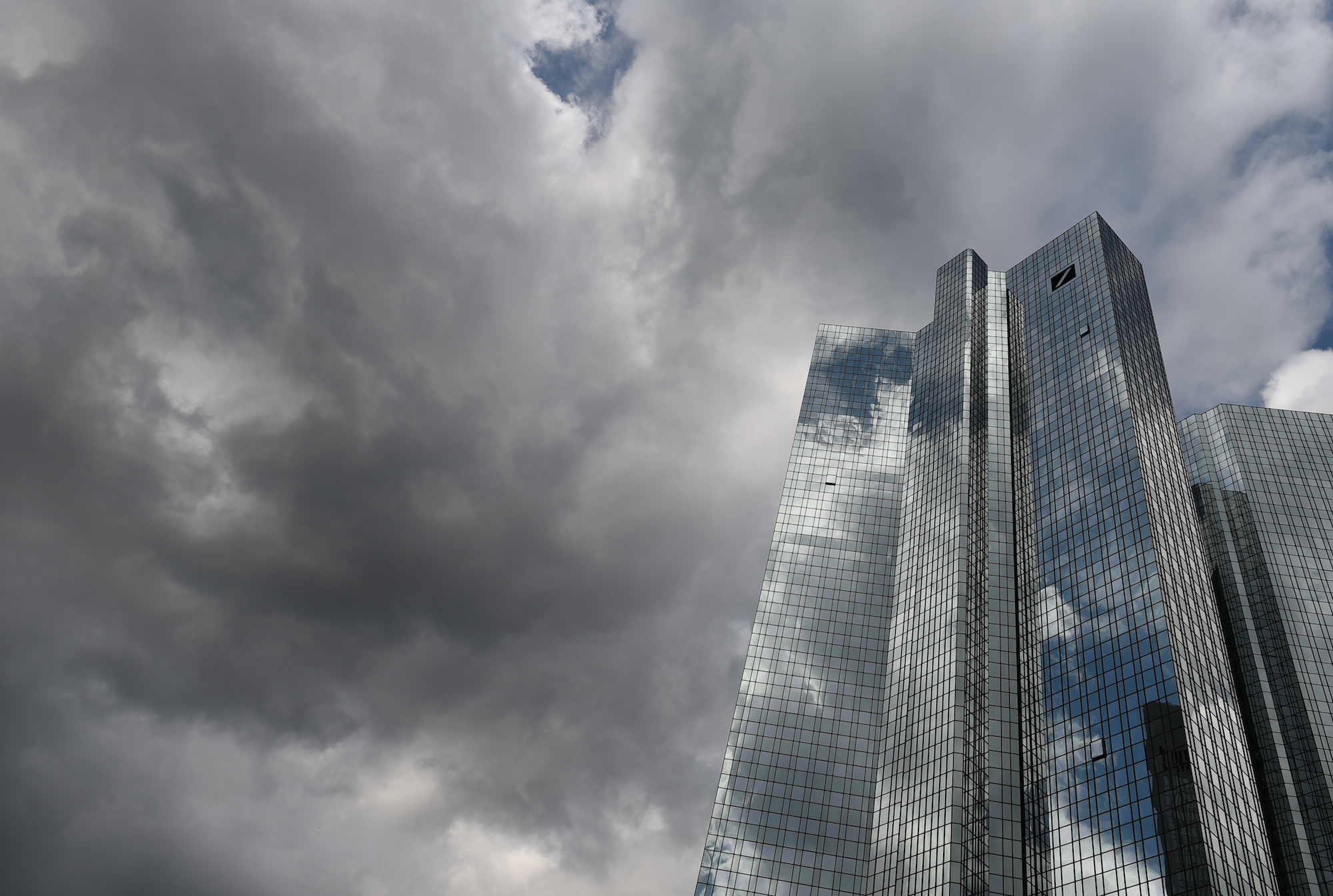 Foto: Dunkle Wolken sind über der Zentrale der Deutschen Bank in Frankfurt am Main aufgezogen. 