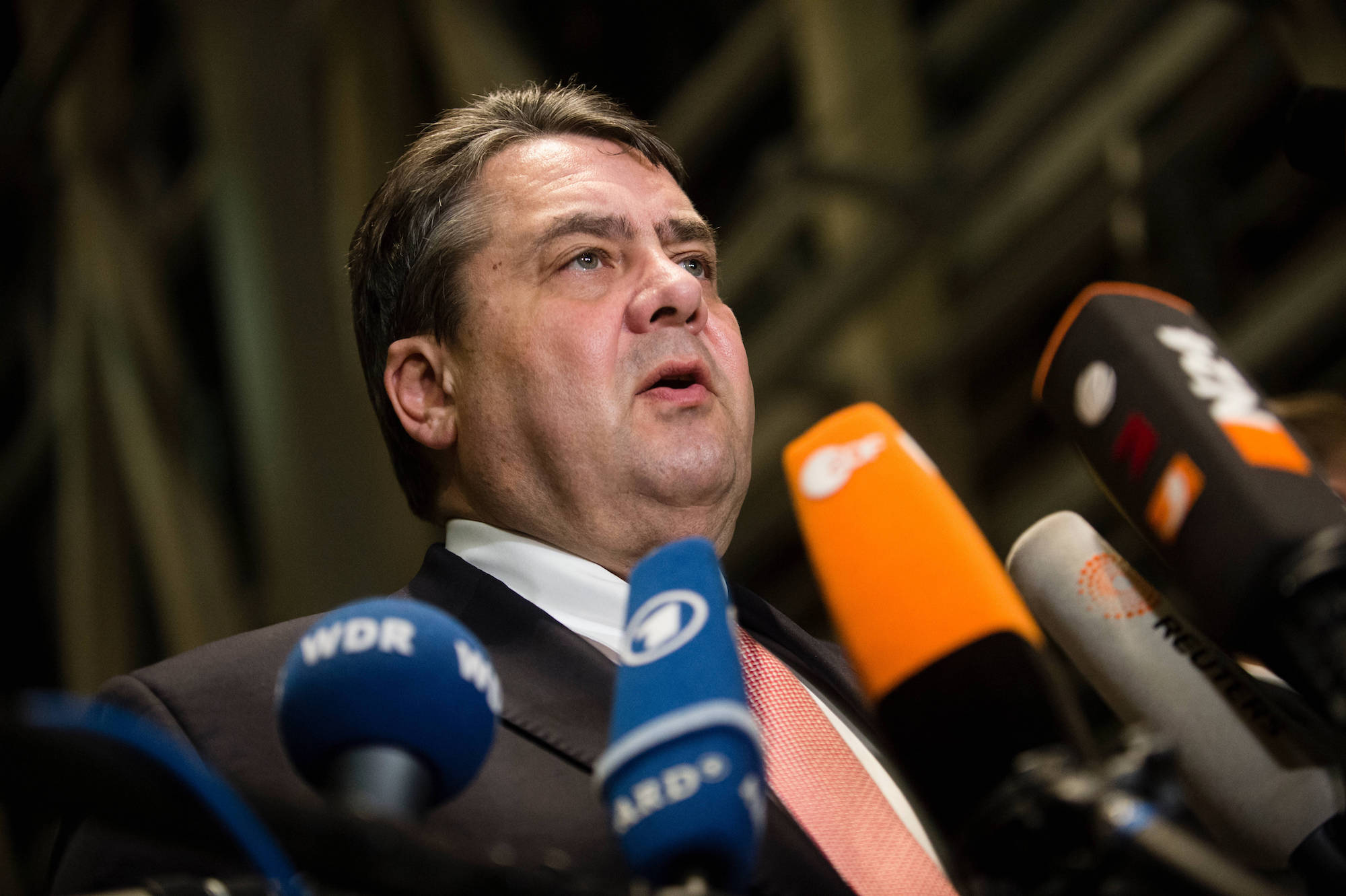 Sigmar Gabriel tritt vor die Presse und gibt den Kompromiss beim Asylpaket II bekannt.