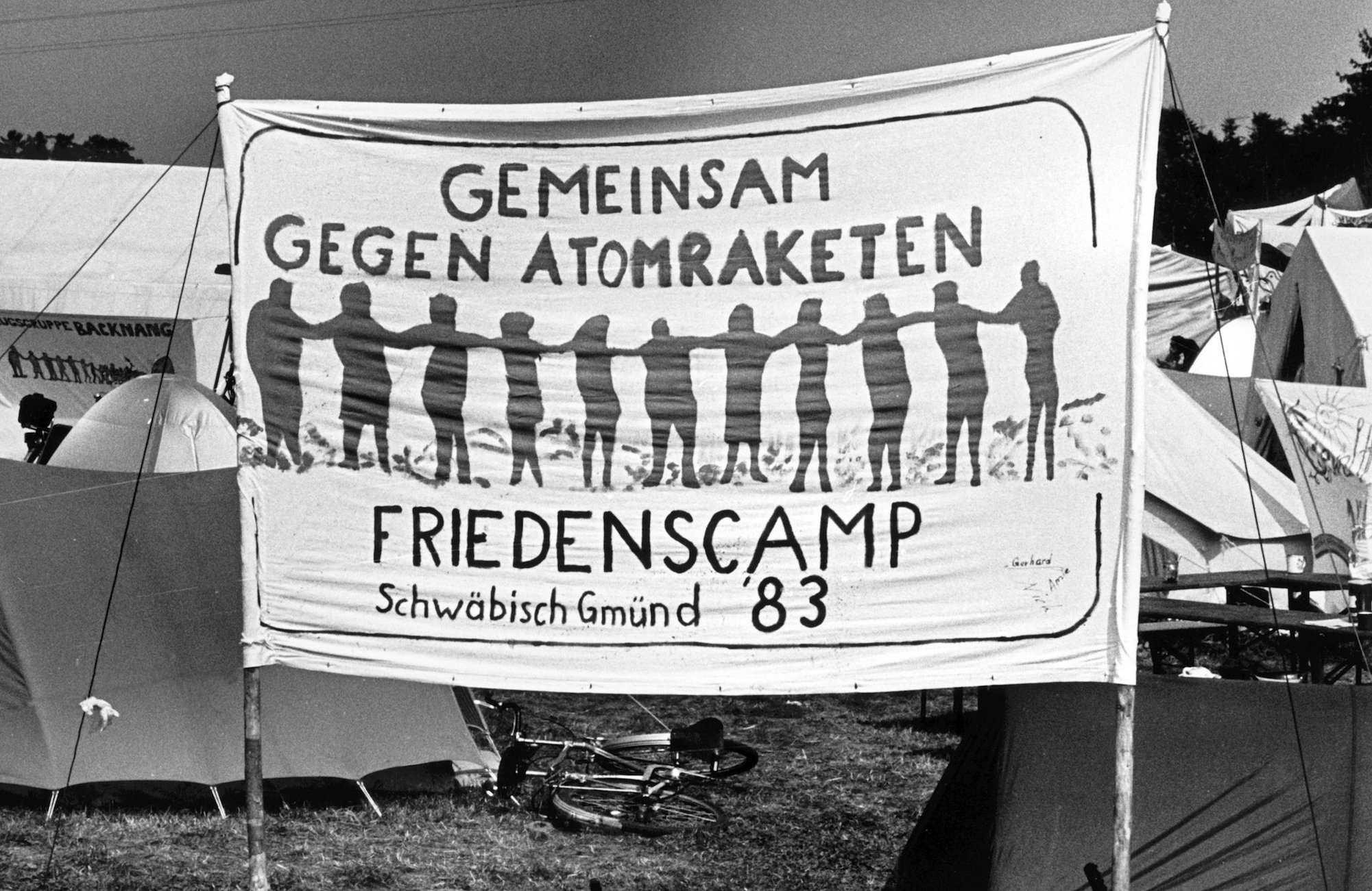 Foto: "Gemeinsam gegen Atomraketen" ist auf einem Transparent im Friedenscamp gegen die geplante Aufstellung von Pershing-II Raketen auf dem US-Stützpunkt Mutlangen zu lesen. Aufgenommen am 20. August 1983.