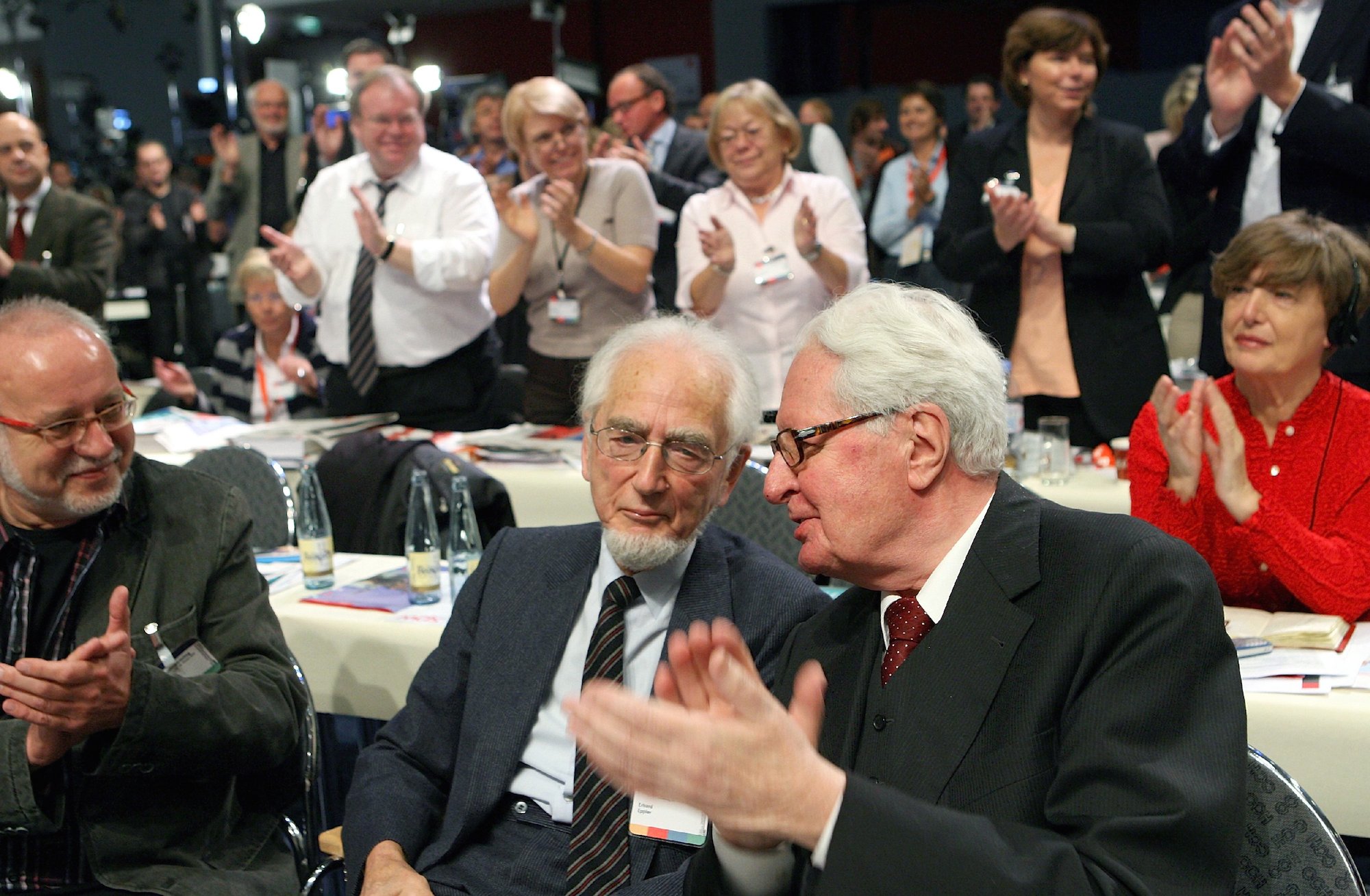 Foto: Erhard Eppler und Hans-Jochen Vogel im Gespräch beim SPD-Bundesparteitag 2007