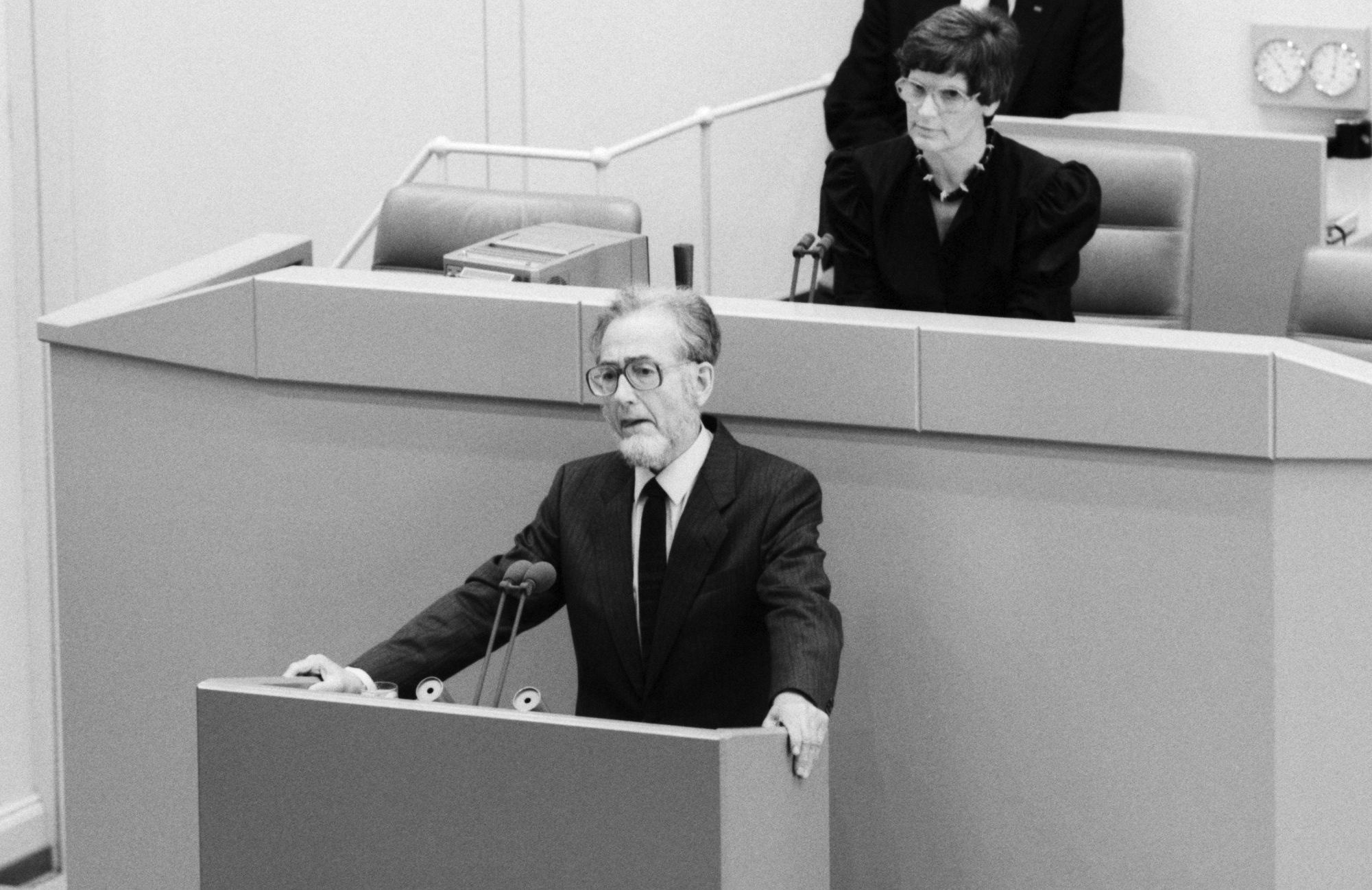 Foto: Erhard Eppler hält am 17.06.1989 eine Rede im Deutschen Bundestag