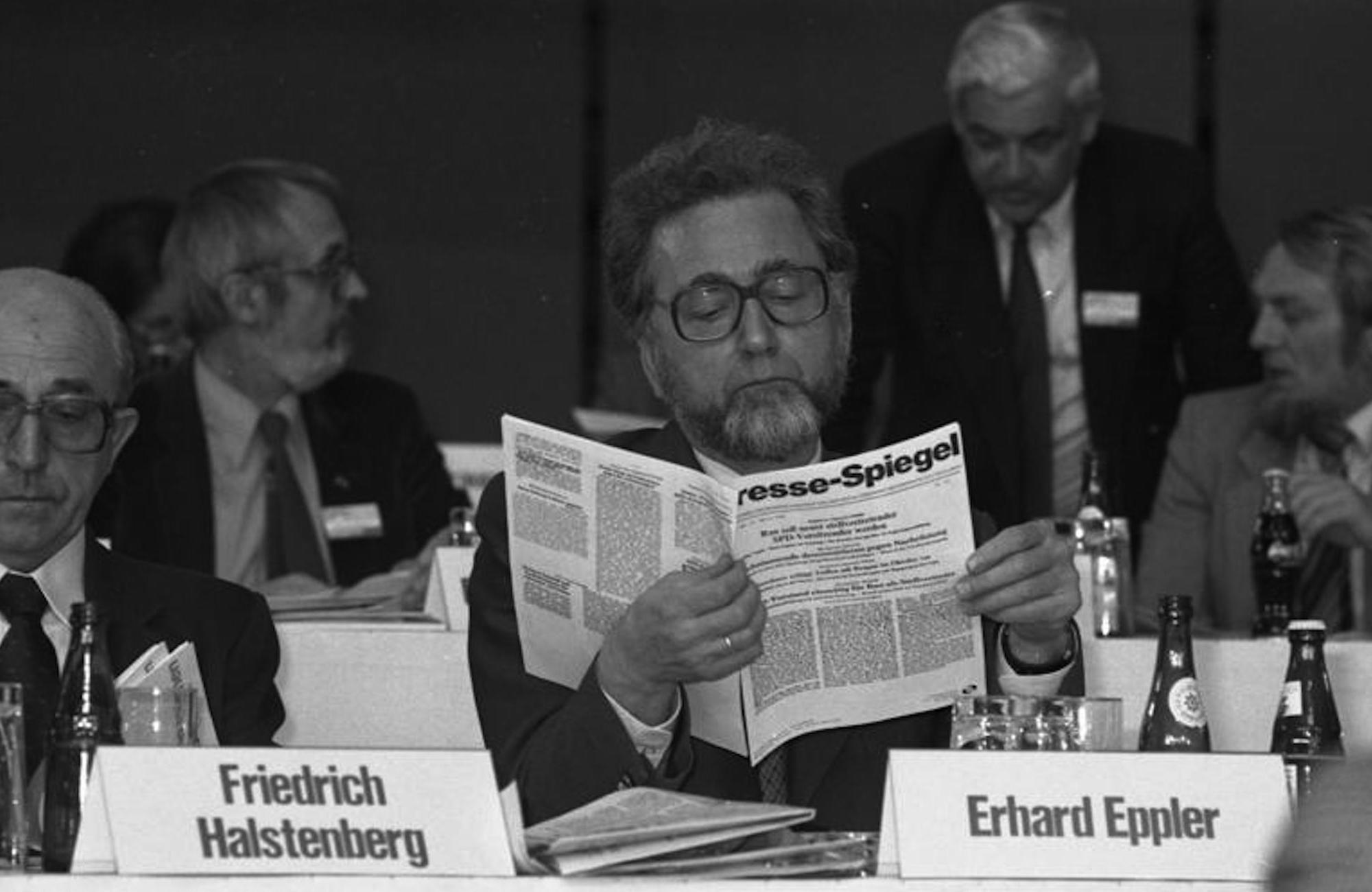 Foto: Erhard Eppler (M) liest beim SPD-Parteitag 1982 in München eine Presseschau