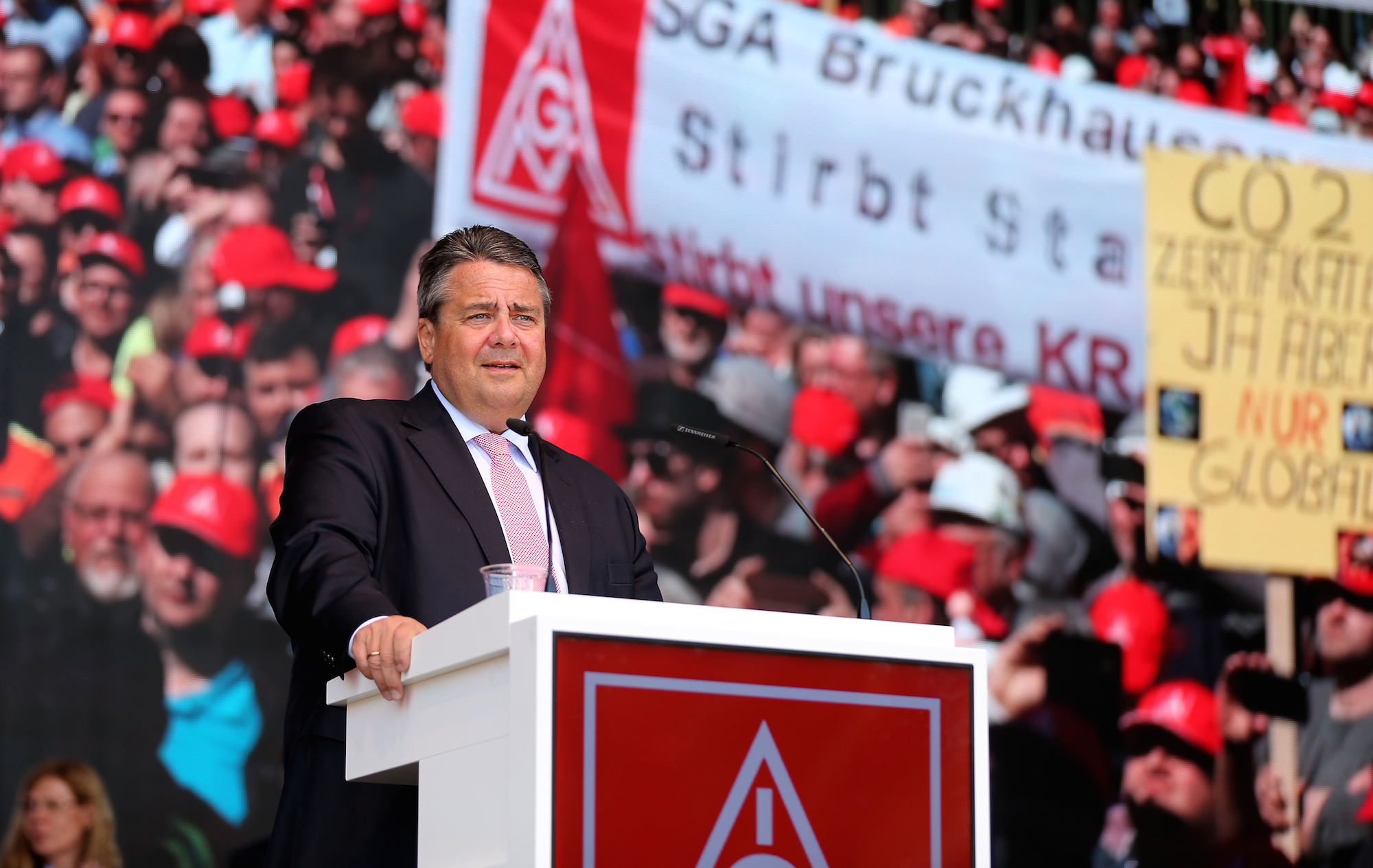 Foto: Sigmar Gabriel spricht in Duisburg auf der Kundgebung der Stahlarbeiter. 