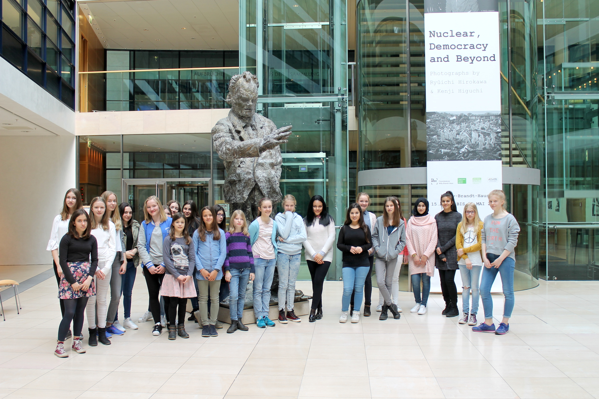 Foto: Teilnehmerinnen des Girls'Days 2016 im Atrium des Willy-Brandt-Hauses