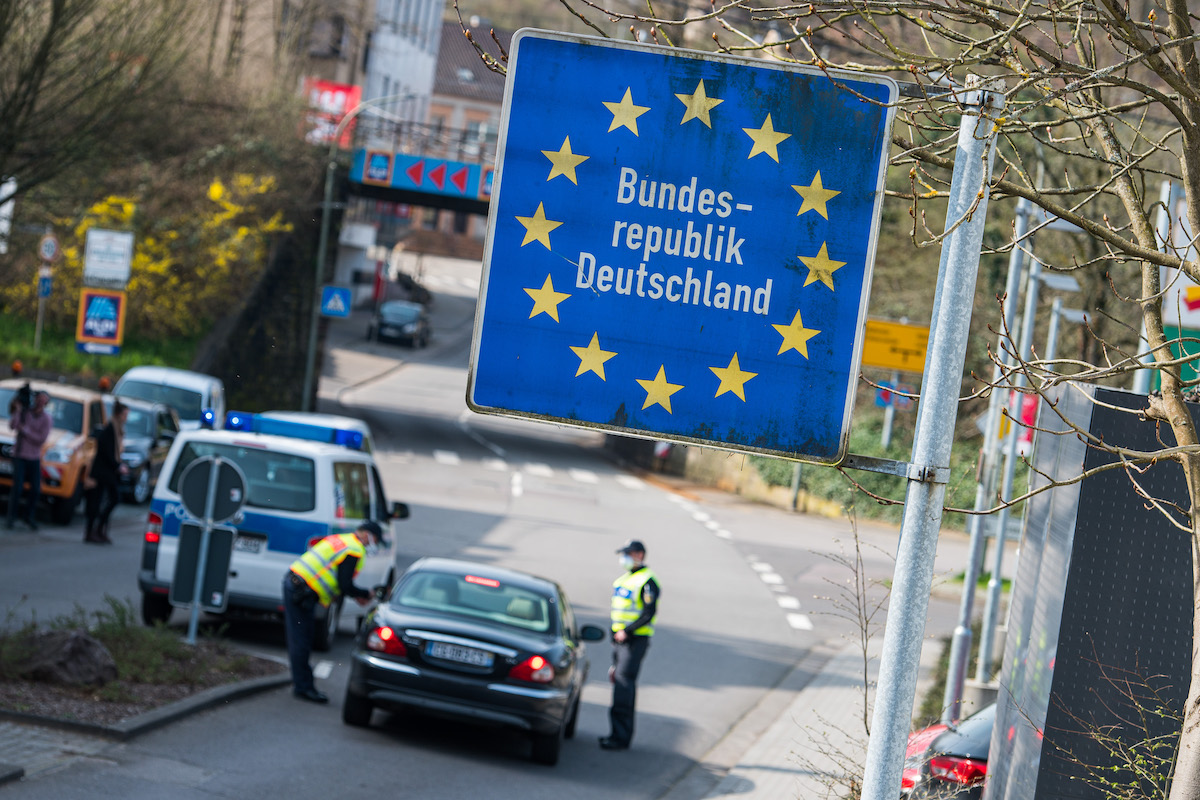 Foto: Beamte der Bundespolizei kontrollieren im Saarland ein Fahrzeug