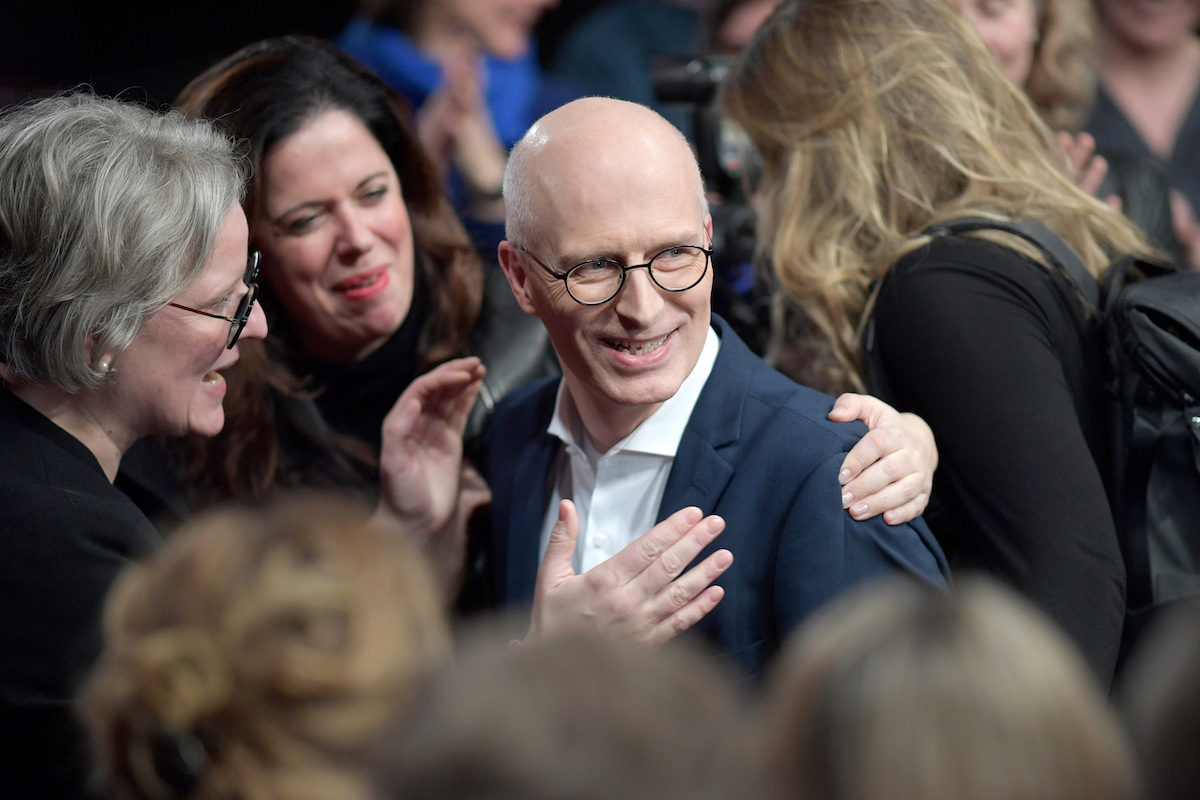 Foto: Peter Tschentscher wird bei der Wahlparty der SPD Hamburg umarmt