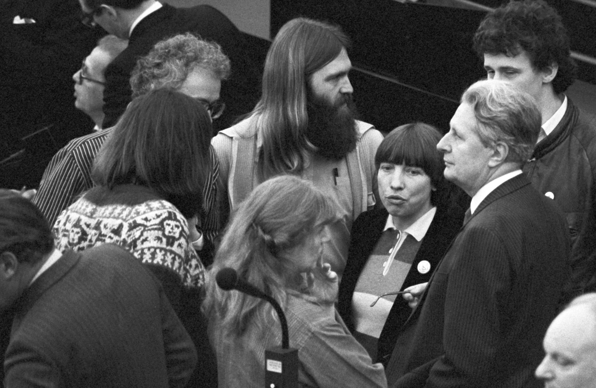 Foto: Hans-Jochen Vogel umringt von Abgeordneten der Grünen im Bundestag 1983