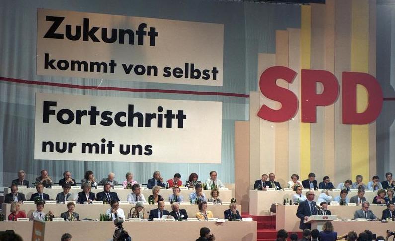 Foto: Blick auf das Podium, Hans-Jochen Vogel spricht beim SPD-Parteitag 1988 in Münster 