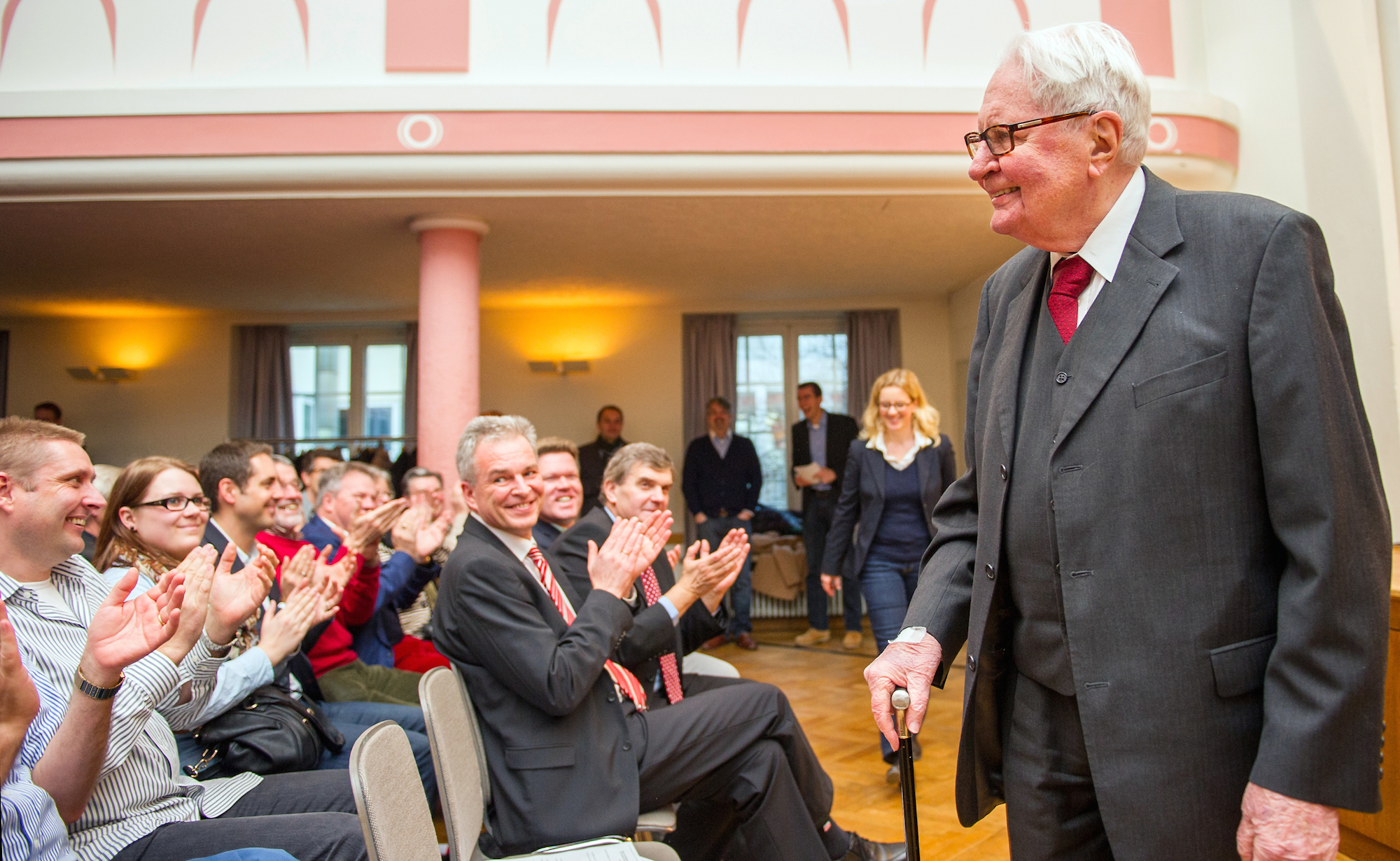 Hans-Jochen Vogel wird am 08.12.2013 in München während der SPD-Regionalkonferenz vom Publikum mit Applaus empfangen