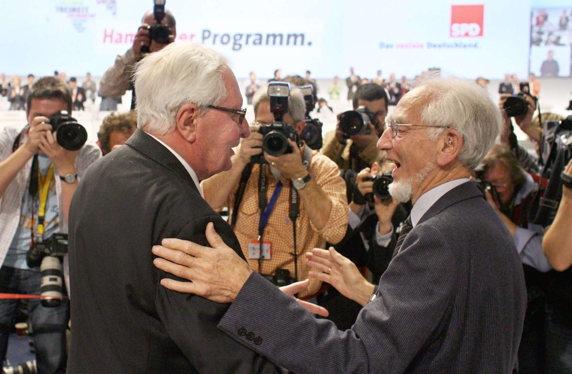 Hans-Jochen Vogel und Erhard Eppler (r) umarmen sich beim SPD-Bundesparteitag 2007 in Hamburg