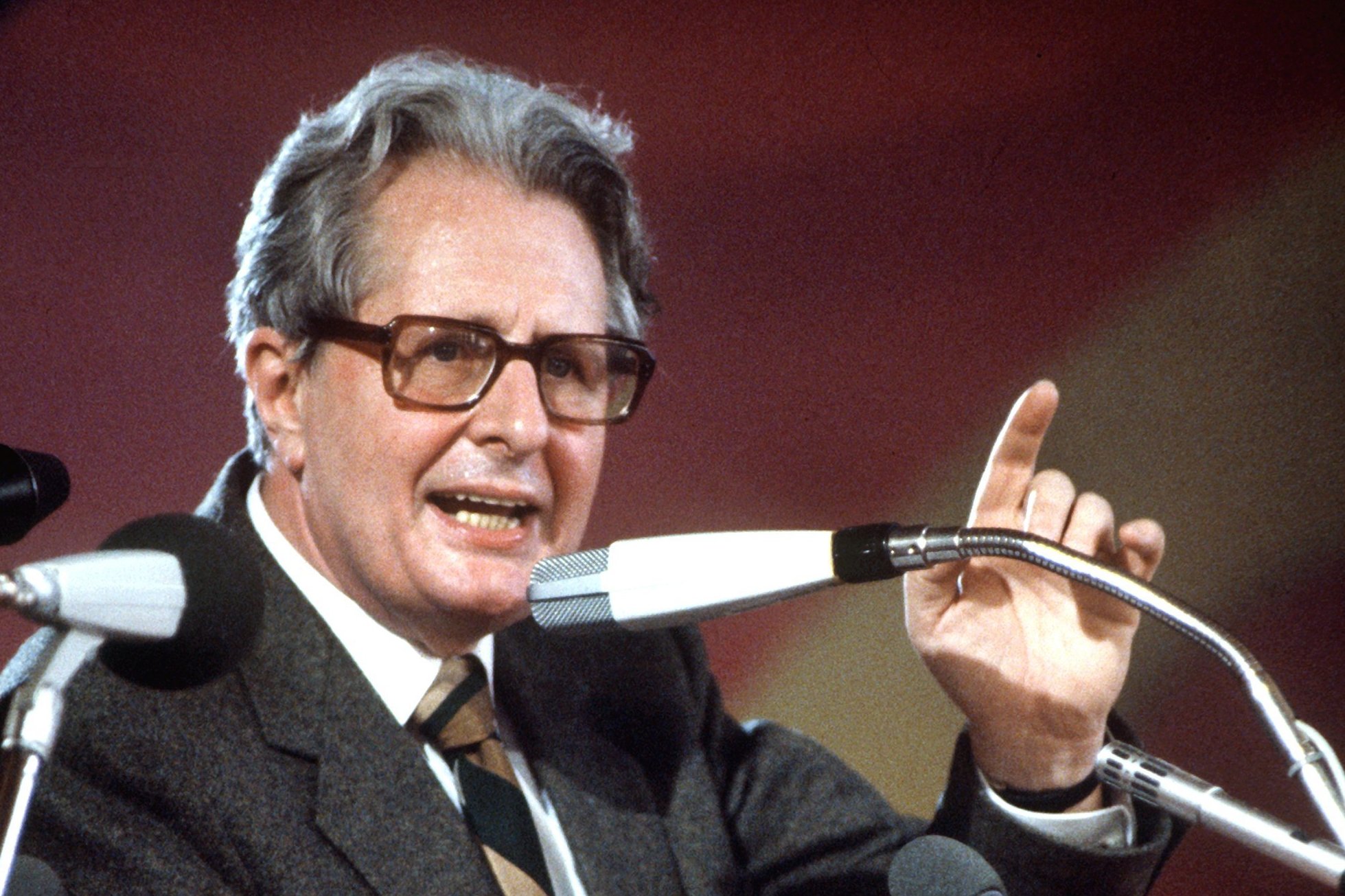 Foto: Hans-Jochen Vogel während einer Rede im Februar 1983