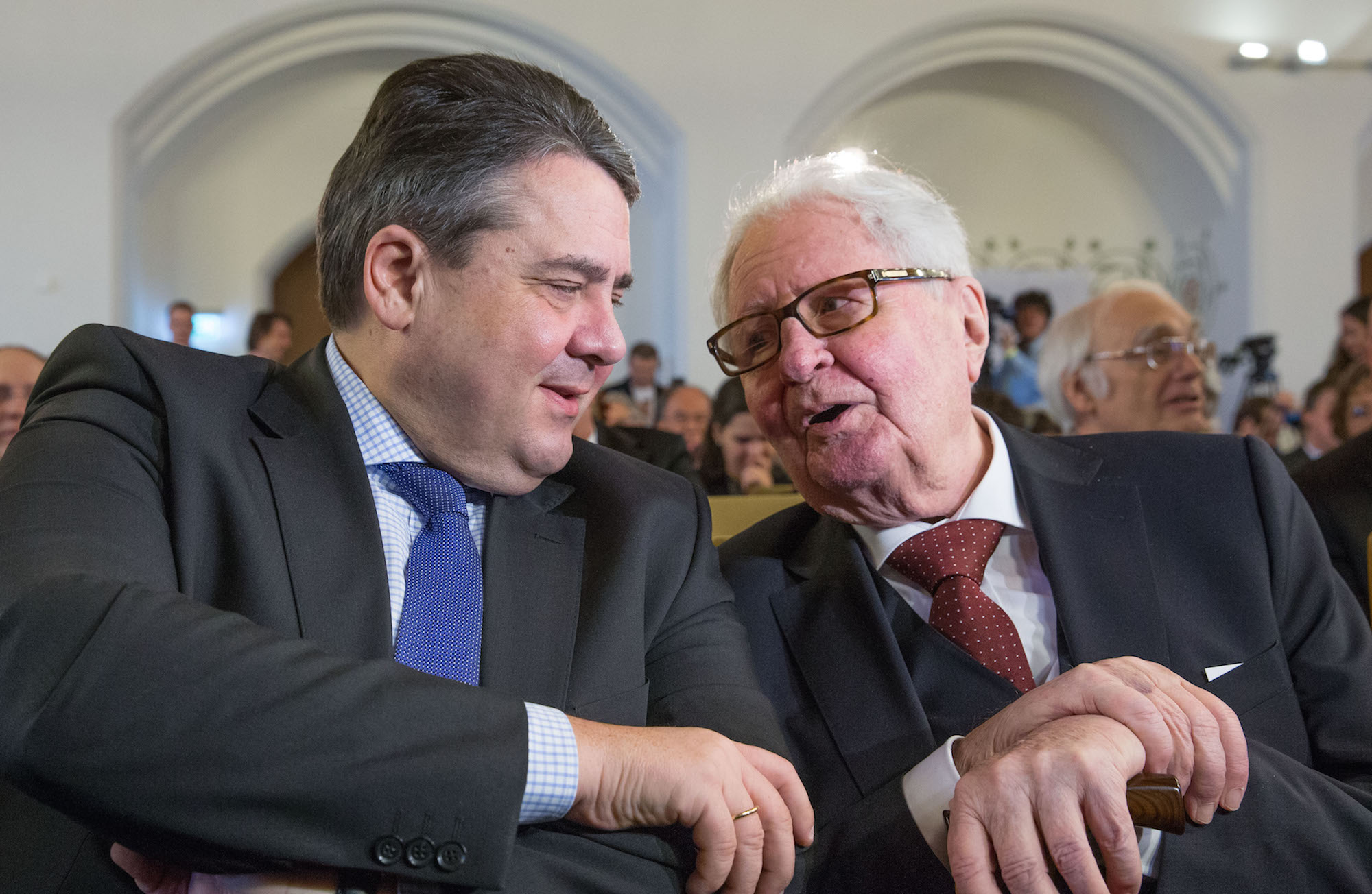 Michael Dalder Foto: Sigmar Gabriel im Gespräch mit Hans-Jochen Vogel