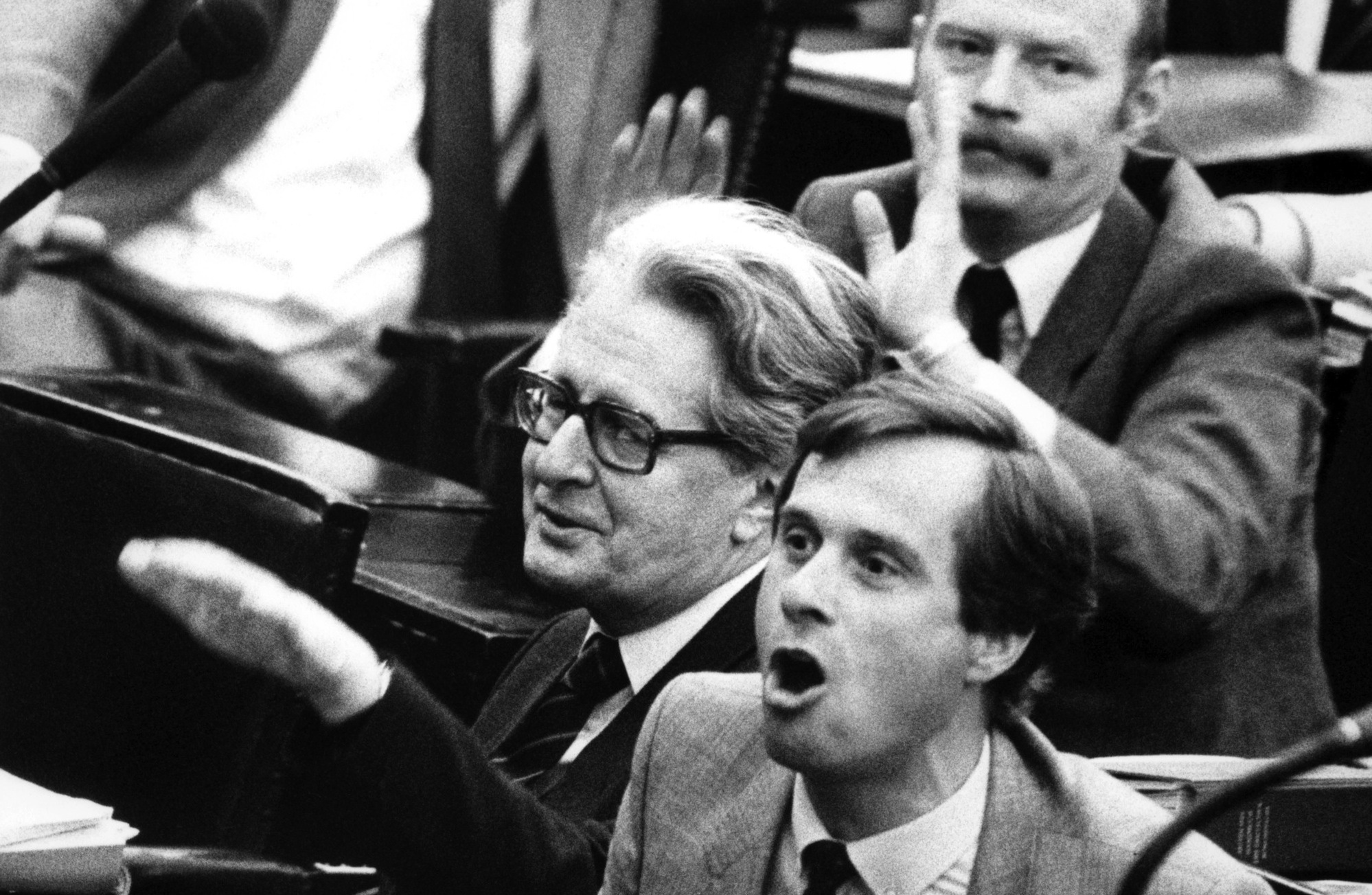 Foto: Protest bei der SPD-Opposition am 05.05.1983 im Deutschen Bundestag in Bonn: links Hans-Jochen Vogel, vorn Dieter Spöri und dahinter Peter Struck.