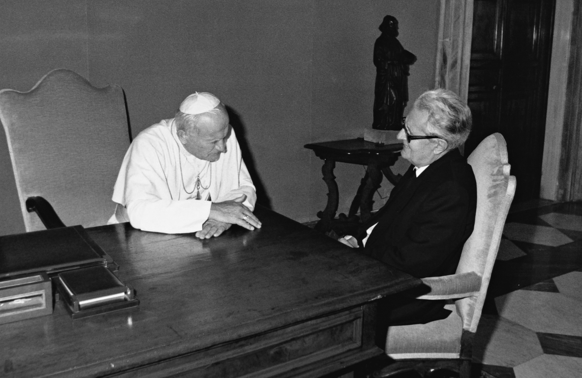 Foto: Hans-Jochen Vogel (l.) im Gespräch mit Papst Johannes Paul II. in Rom. 