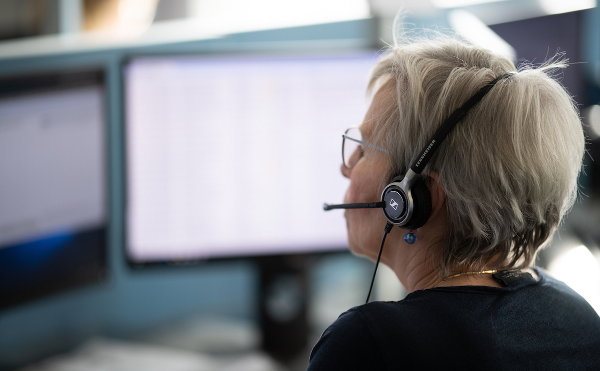 Foto: Eine Frau telefoniert in einer Telefonzentrale