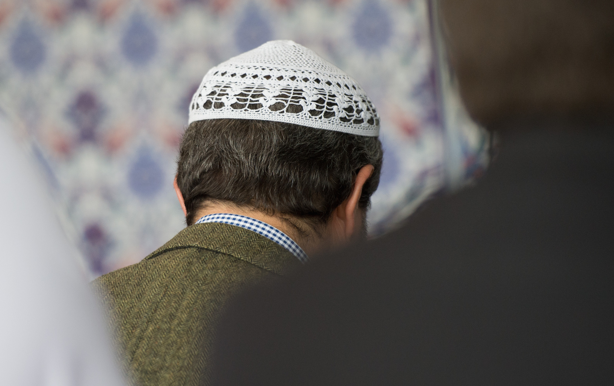 Foto: Ein Mann betet in der Mevlana Moschee in Hamburg während des Freitagsgebets.