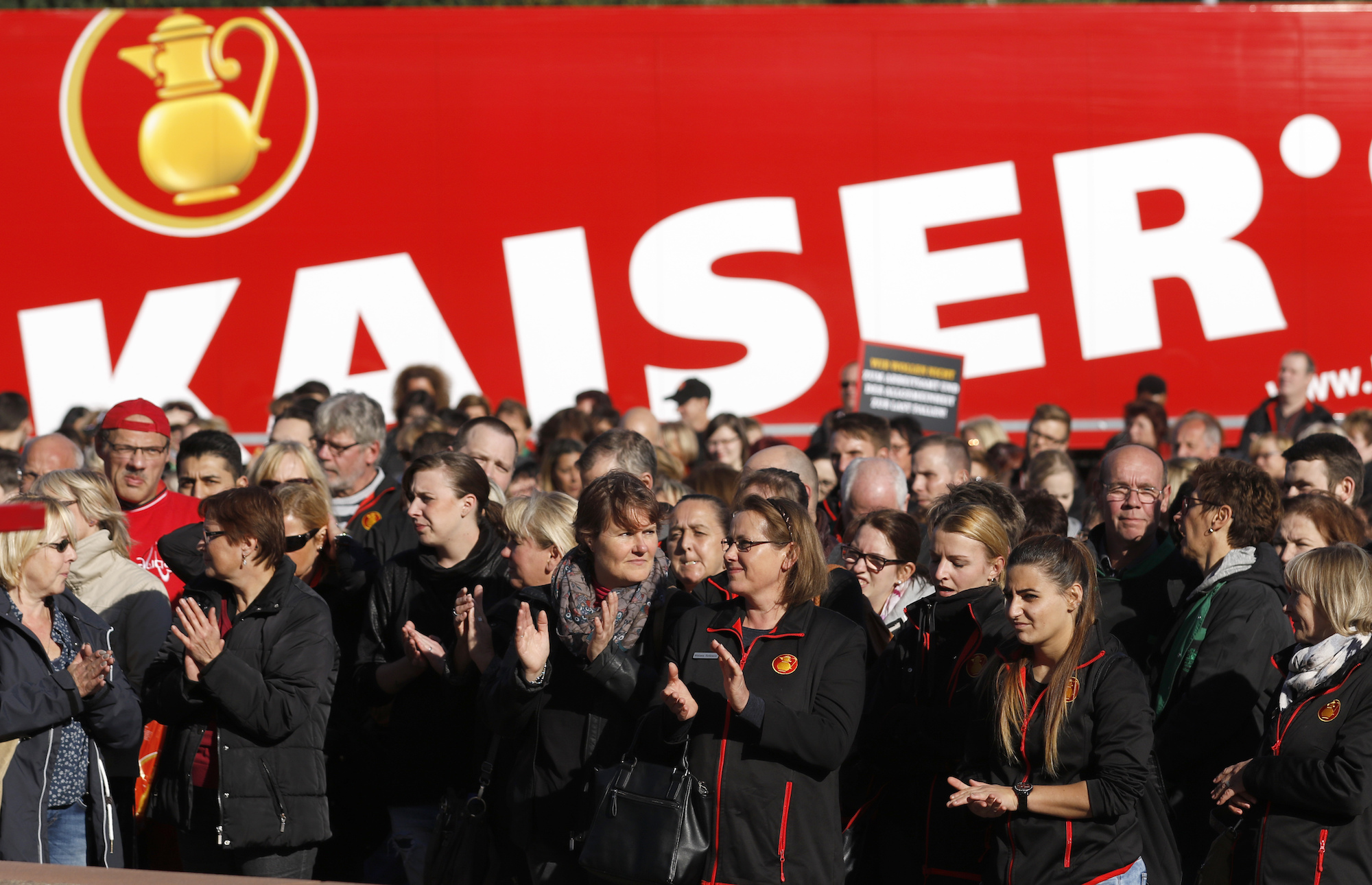 Foto: Angestellte der Kaiser·s Tengelmann GmbH sind bei einer Betriebsversammlung in Viersen (NRW) zu sehen.