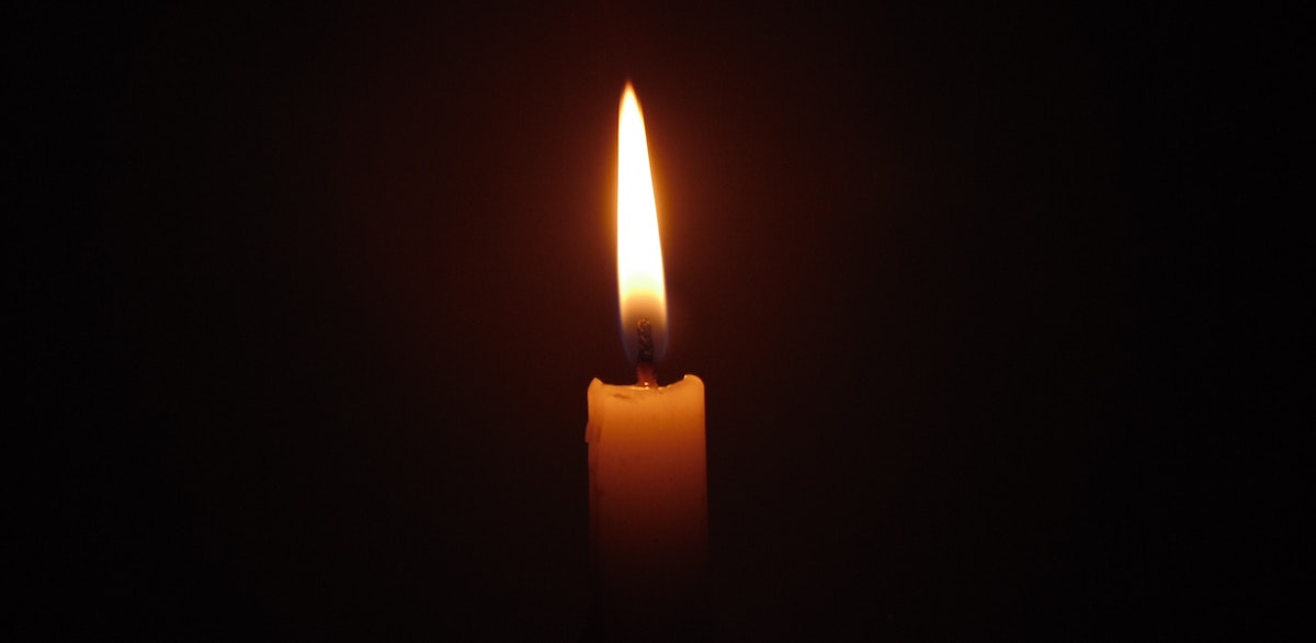 Foto: Kerze brennt im Dunkeln