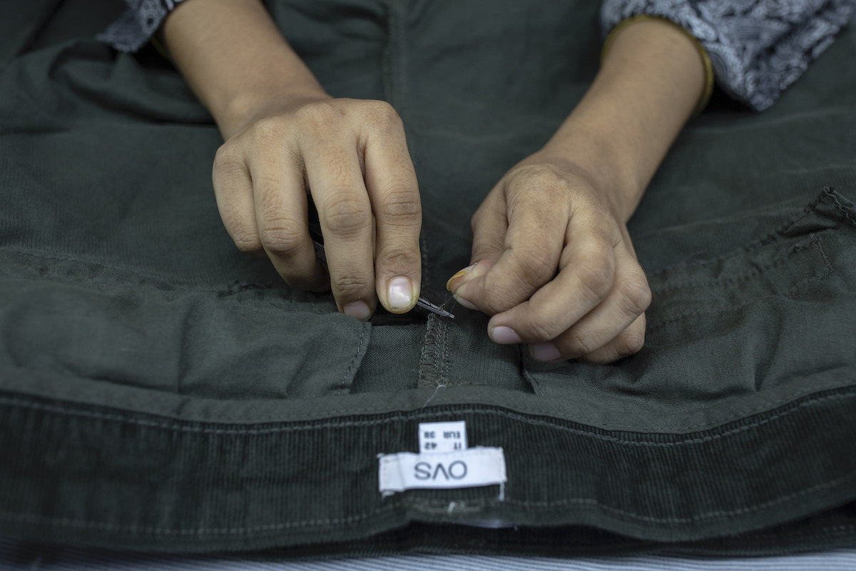 Foto: Frau arbeitet in Textilindustrie in Bangladesch