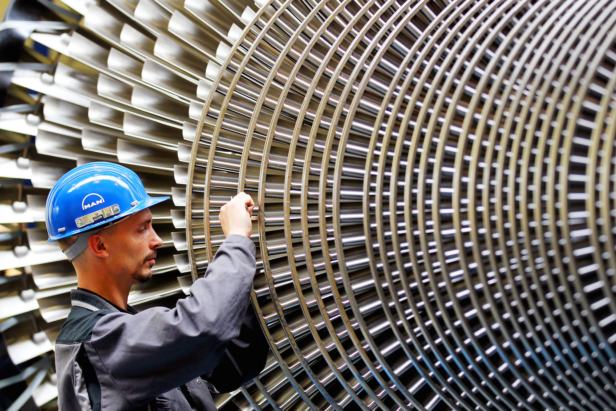 Foto: Ein Mechaniker überprüft die Schaufeln einer Turbine.