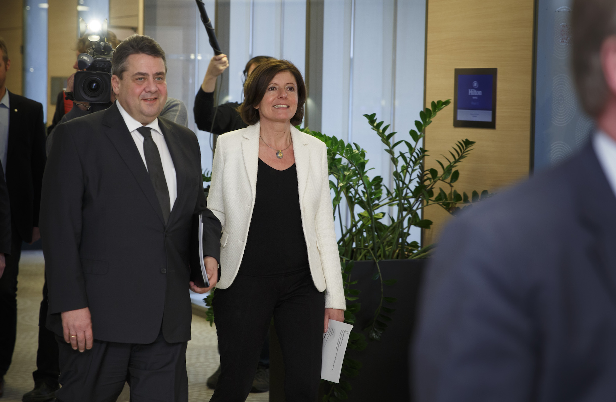 Foto: Sigmar Gabriel und Malu Dreyer gehen zur Pressekonferenz in Mainz