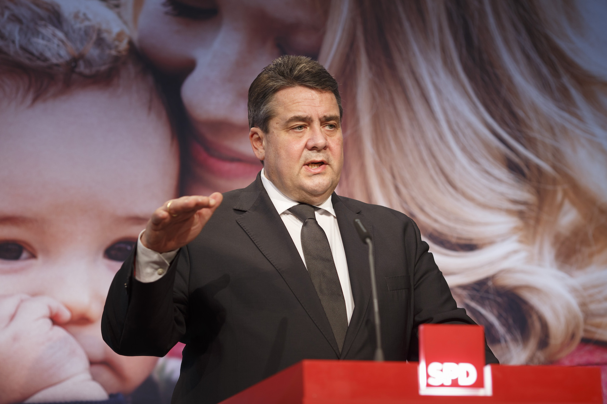 Foto: Sigmar Gabriel redet während der Pressekonferenz