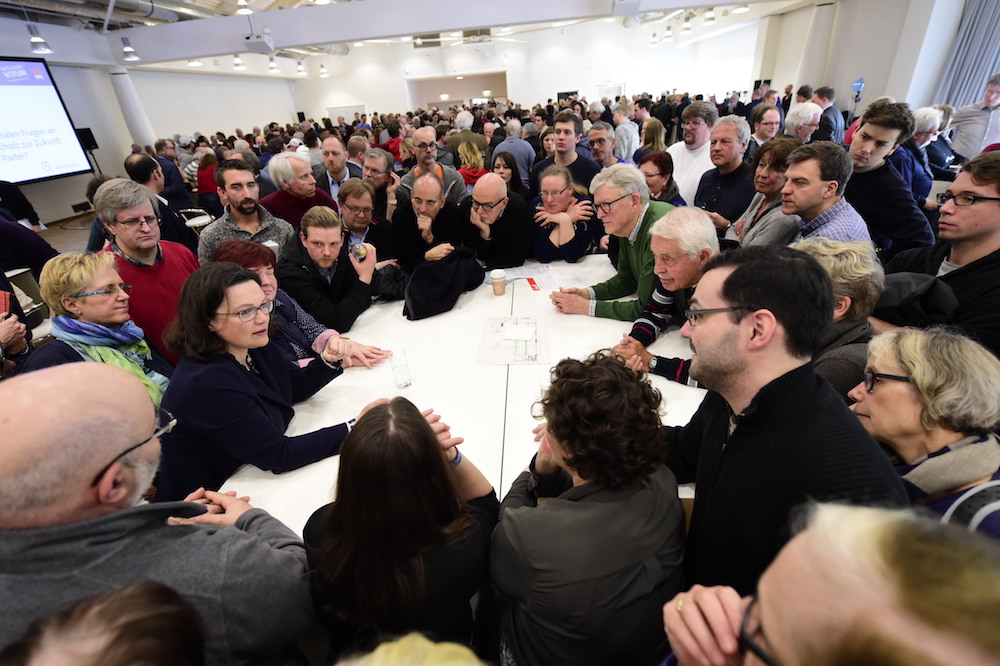 Foto: SPD-Mitglieder diskutieren mit Andrea Nahles den Koalitionsvertrag