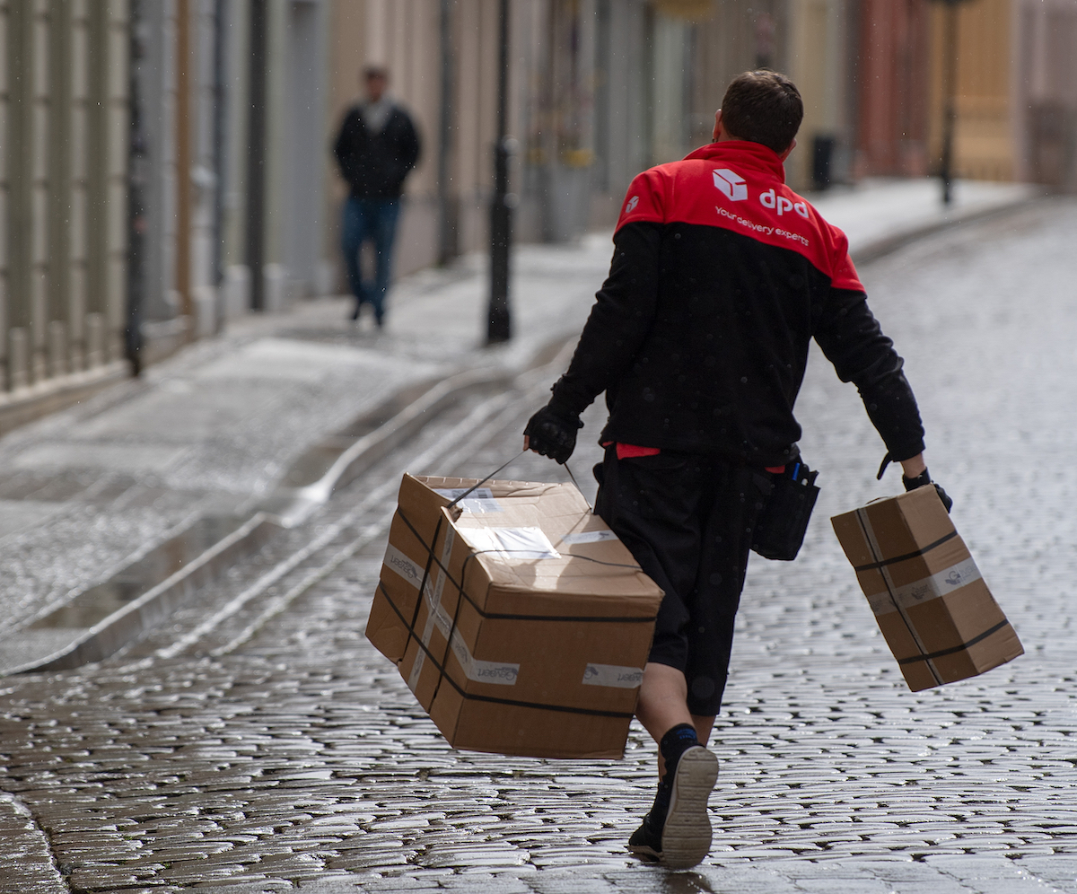 Foto: Ein Mitarbeiter des Kurierdienstes DPD liefert Pakete aus. 