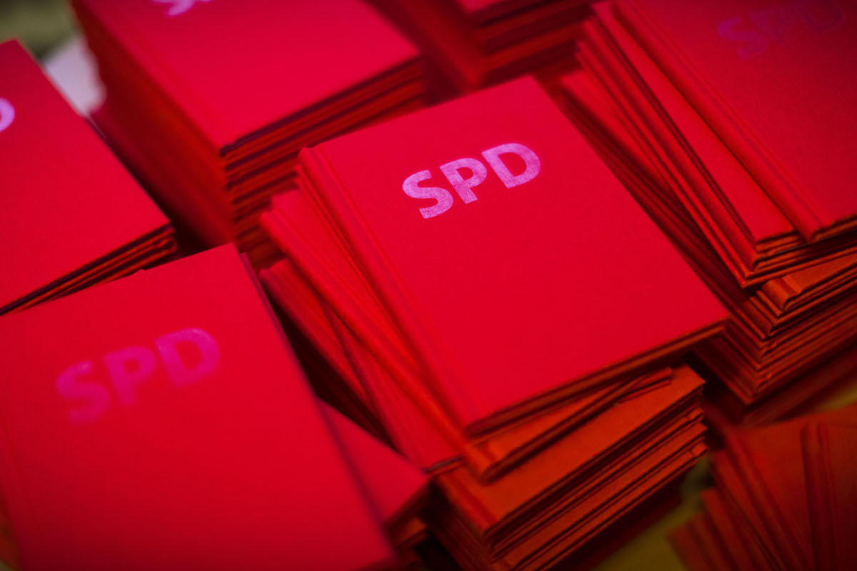 Foto: Stapelweise neue Parteibücher der SPD liegen bereit