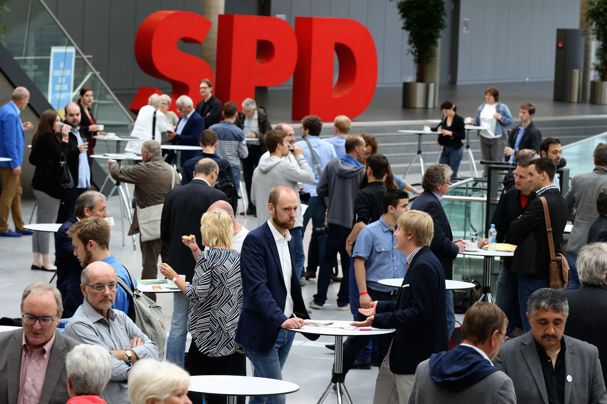 Foto: Teilnehmer der Programmkonferenz Arbeit unterhalten sich im Foyer