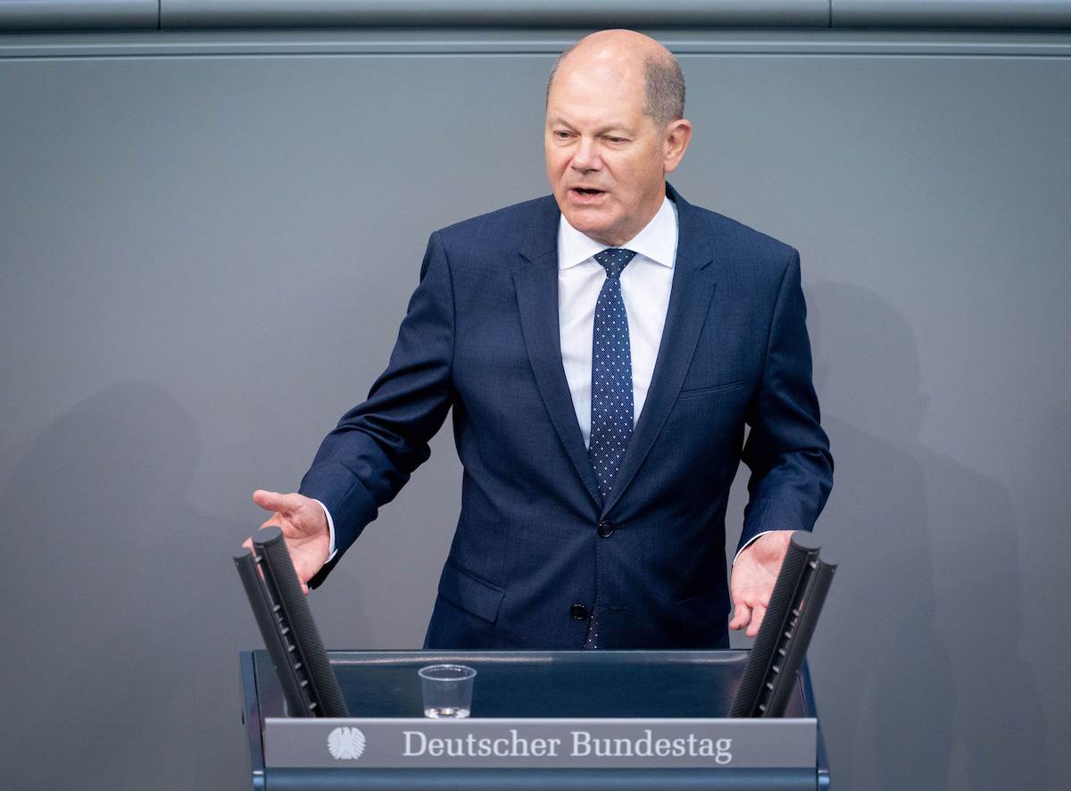 Foto: Olaf Scholz spricht im Bundestag