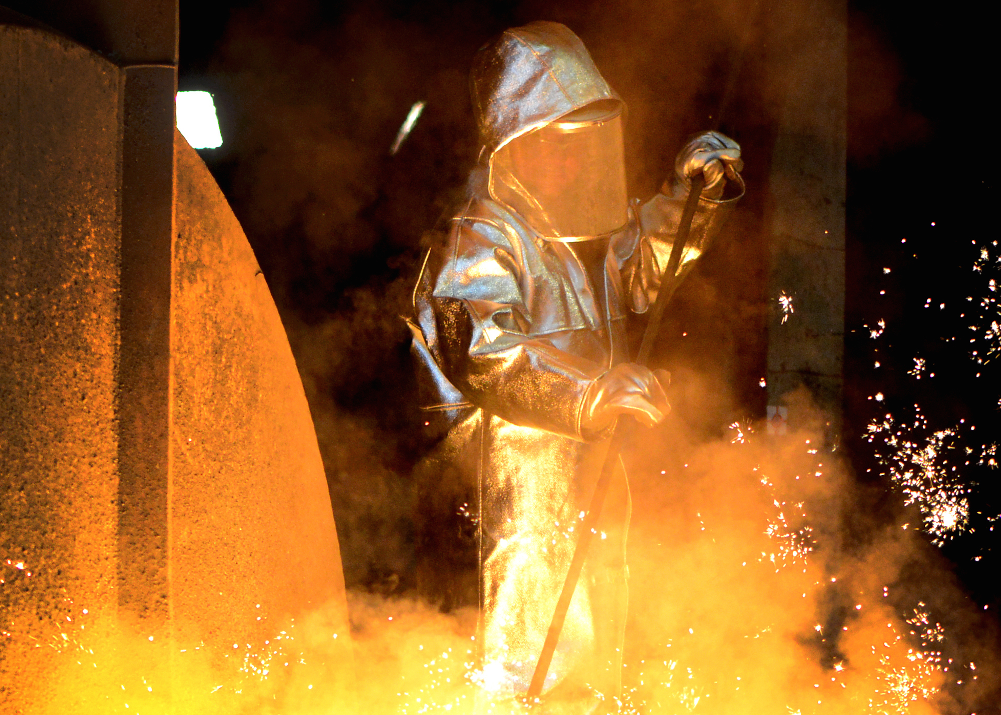 Foto: Ein Stahlarbeiter steht in Duisburg am Hochofen im Thyssenkrupp Werk.