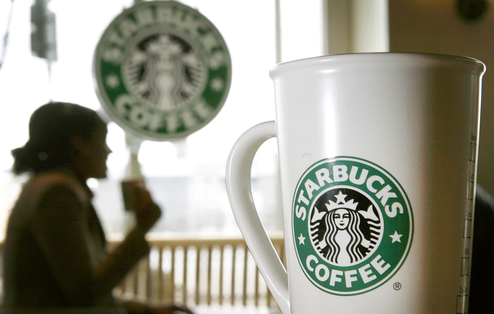 Foto: Eine Kaffeetasse steht in Hamburg in einem Starbucks Coffee Shop