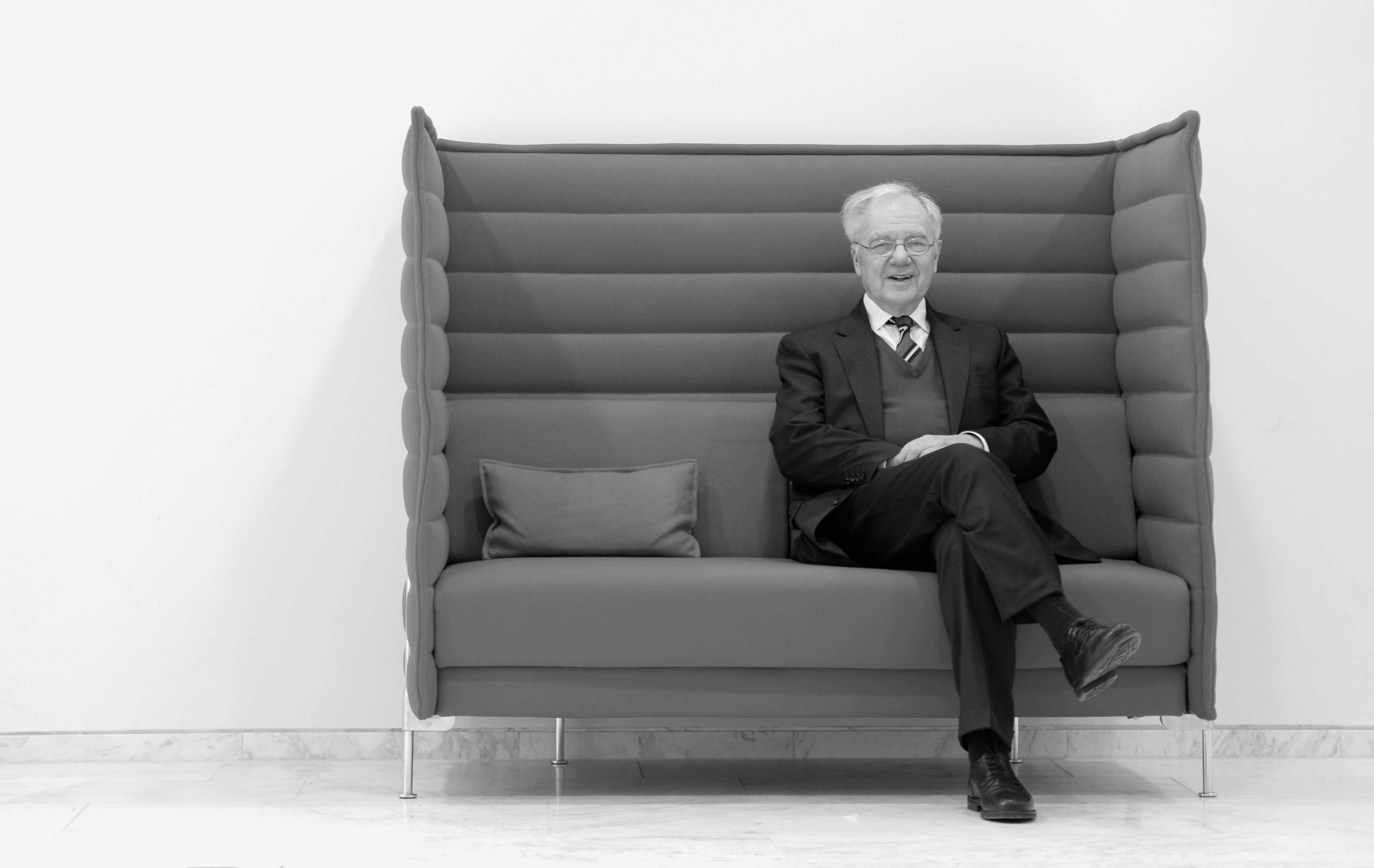 Foto: Manfred Stolpe sitzt auf einer Couch