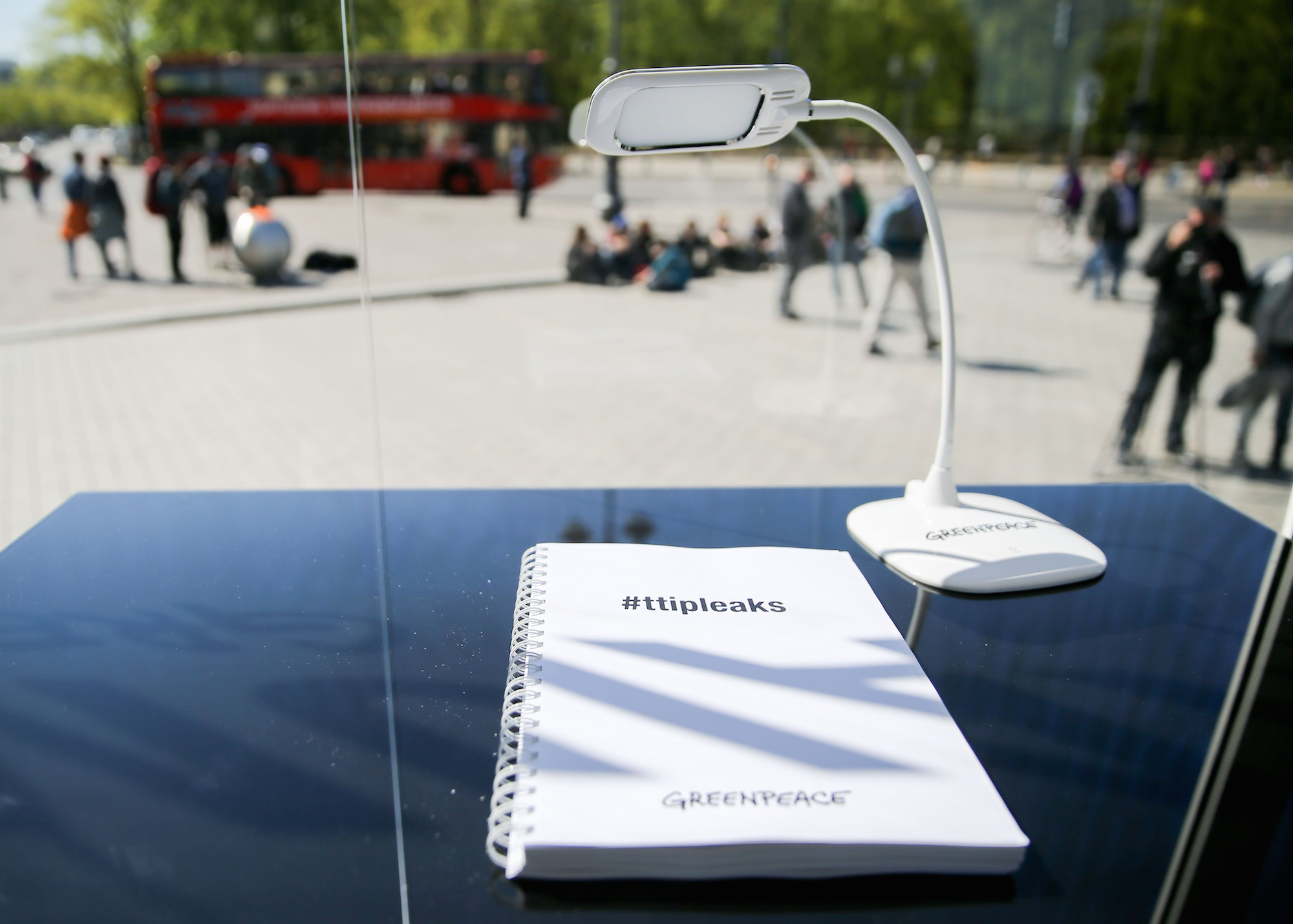 Foto: TTIP-Dokumente liegen in Berlin am Brandenburger Tor in einem gläsernen Leseraum von Greenpeace.
