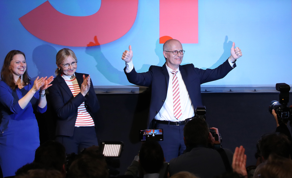 Foto: Jubel bei Peter Tschentscher, seiner Ehefrau Eva-Maria (m) und der SPD-Landeschefin Melanie Leonhard