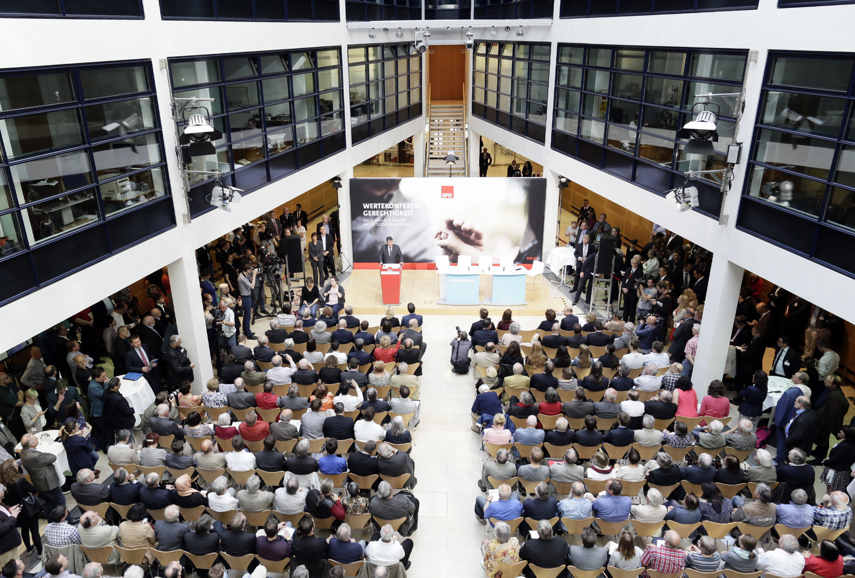 Foto: Besucher der Konferenz im Willy-Brandt-Haus