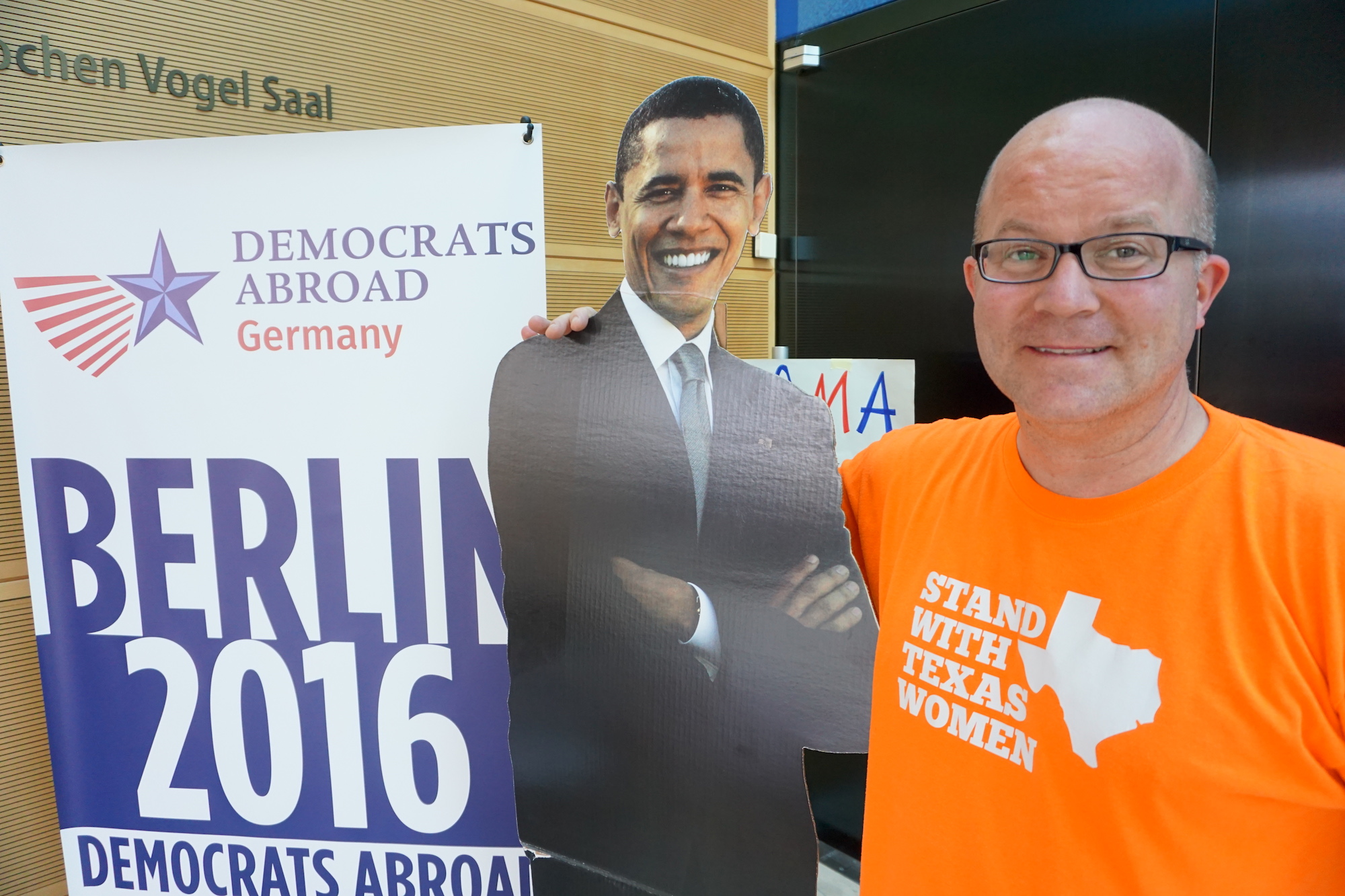 Foto: Quaide William steht neben einer Pappfigur von Barack Obama