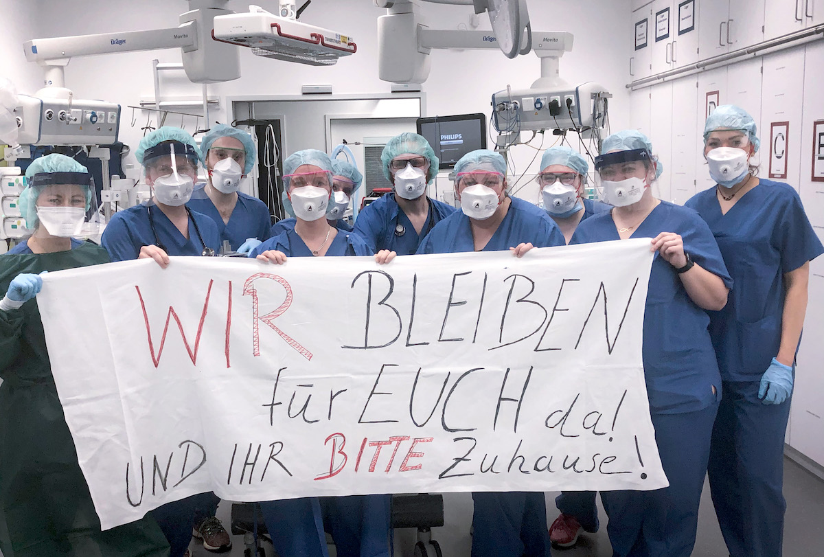 Foto: Notaufnahme der Uniklinik Essen appelliert mit Spruchband, zu Hause zu bleiben